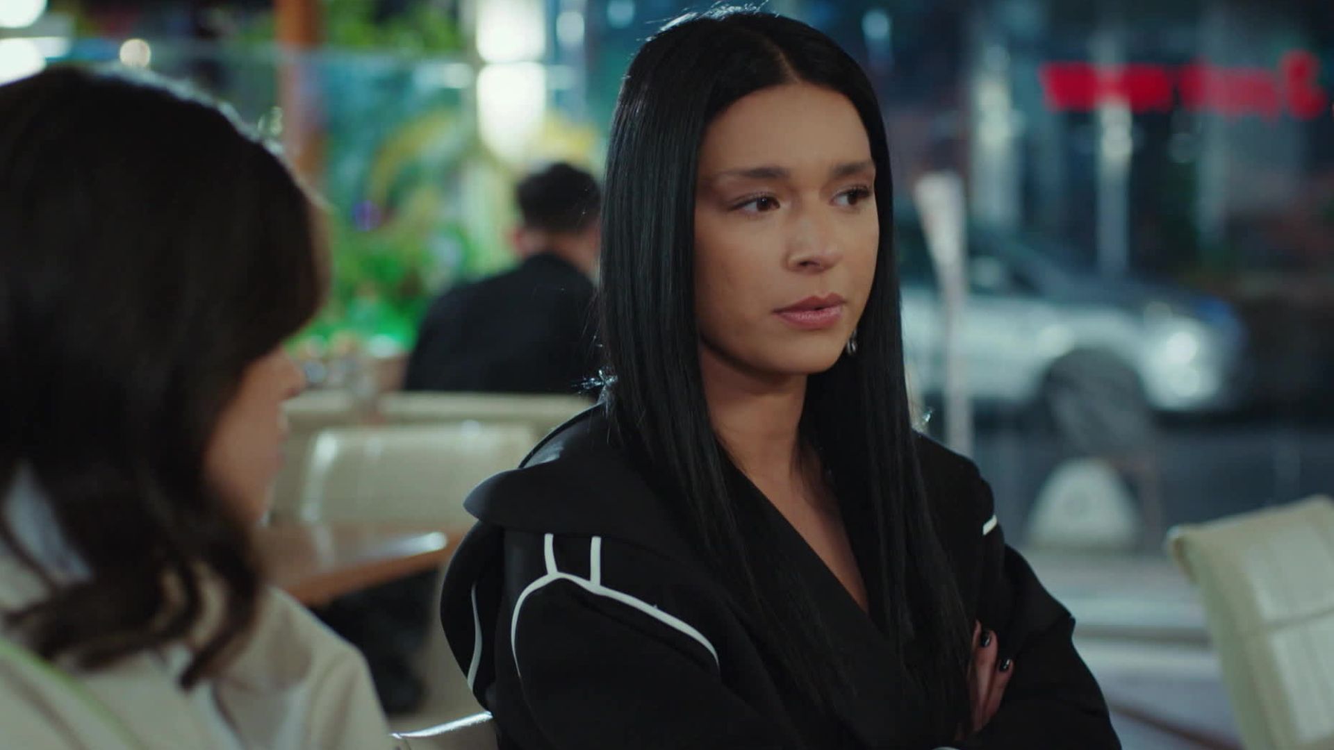 Safak Pekdemir (Zehra) in una scena di Forbidden Fruit 3