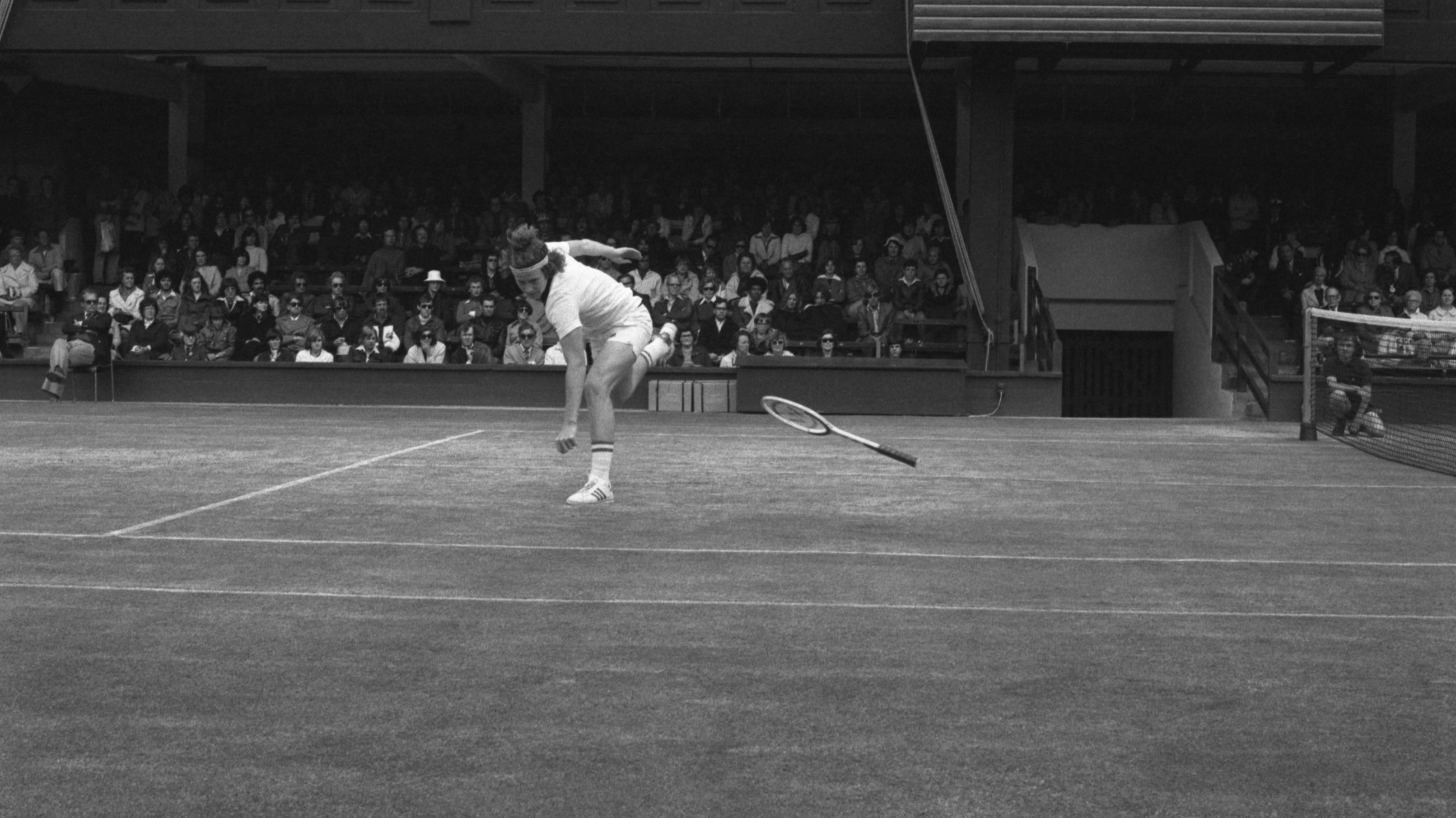 John McEnroe, il diciottenne americano non testa di serie, perde la racchetta durante il lungo match contro Phil Dent (Australia), battuto da McEnroe per 6-4, 8-9, 4-6, 6-3, 6-4, per accedere alle semifinali del singolare maschile, 28/6 - Credits: Getty Images