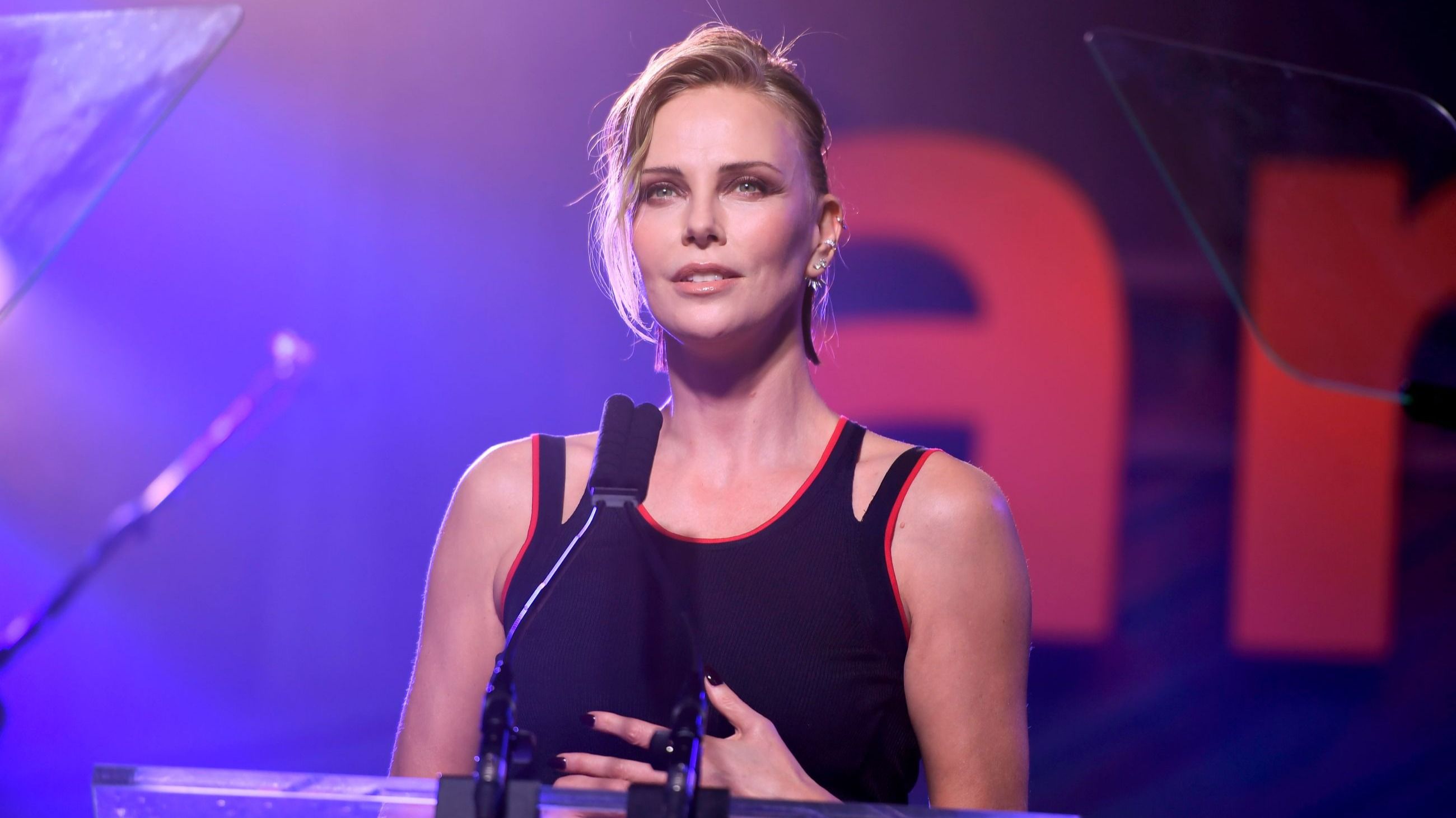 Charlize Theron riceve il Premio dell'Ispirazione sul palco durante l'evento amfAR Dallas 2026 - Credits Getty Images