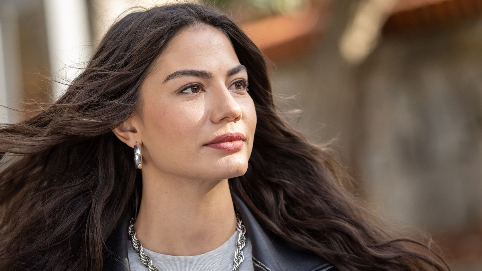 Demet Ozdemir (Farah) in una scena di Io sono Farah 2