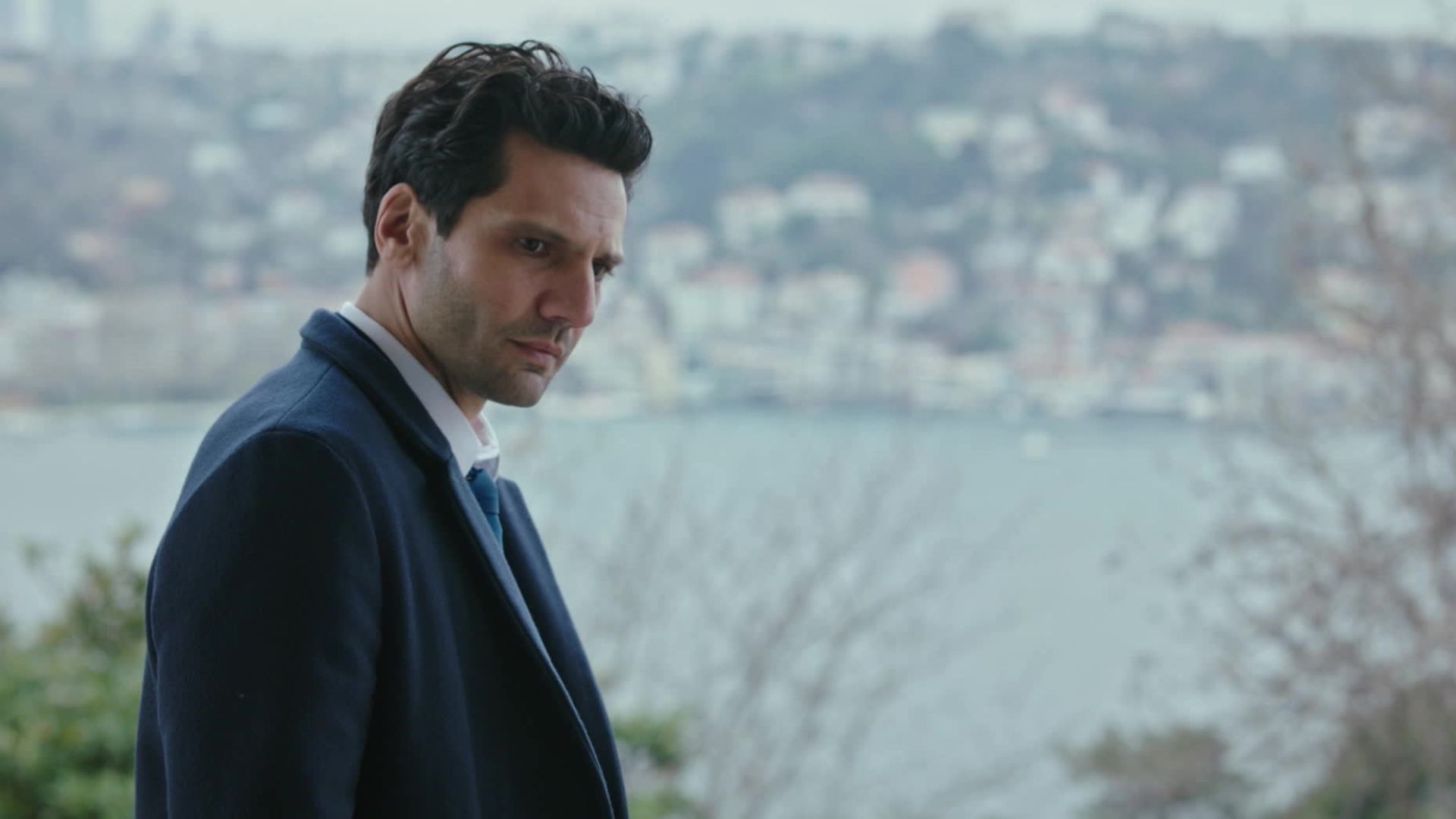 Kaan Urgancioglu (Ilgaz) in una scena di Segreti di famiglia 2