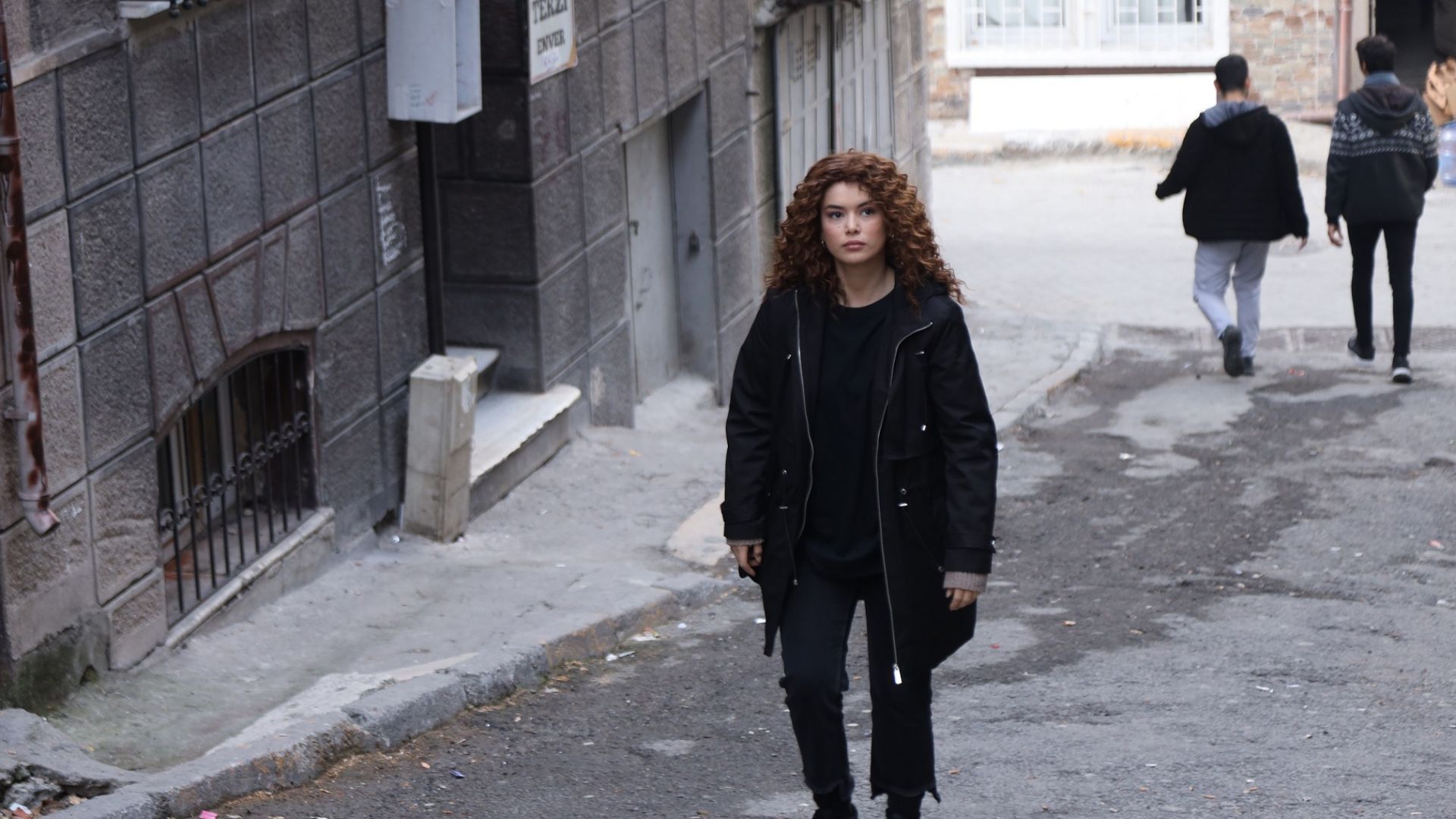 Seray Kaya (Şirin Sarikad) in una scena di La forza di una donna