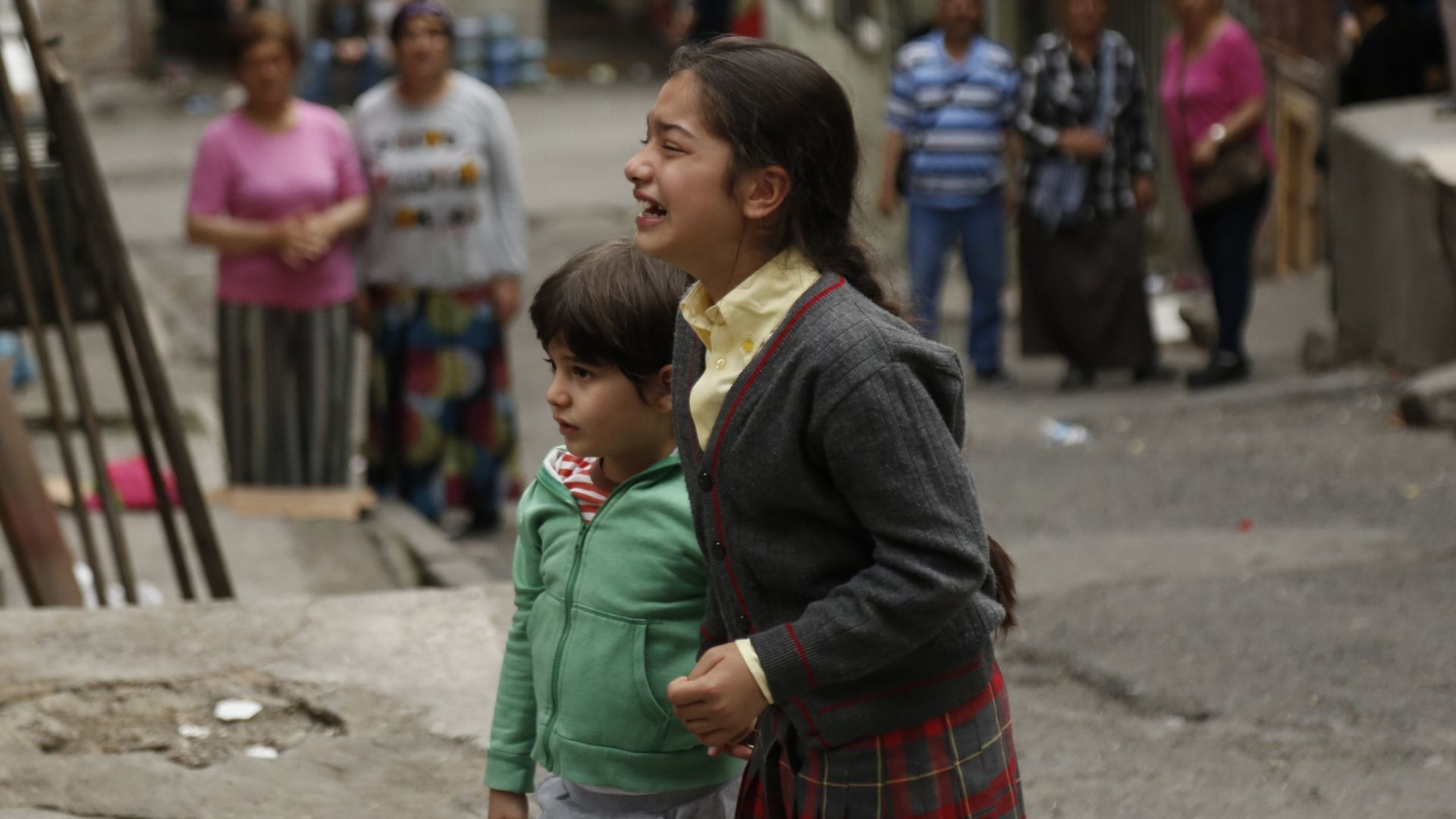 Ali Semi Sefil (Doruk) e Kubra Suzgun (Nisan) in una scena de La forza di una donna