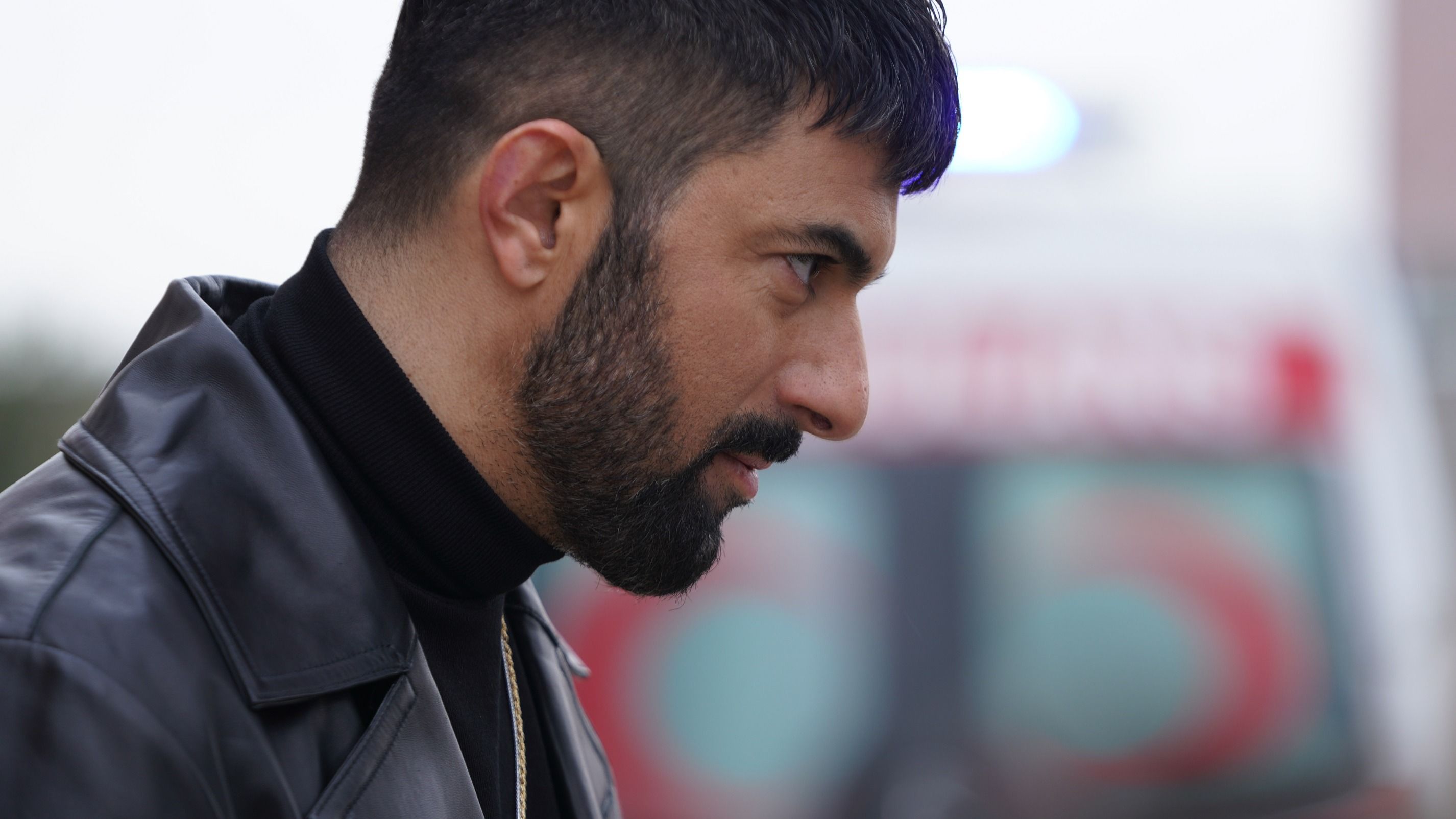 Tahir (Engin Akyurek) in una scena di Io sono Farah