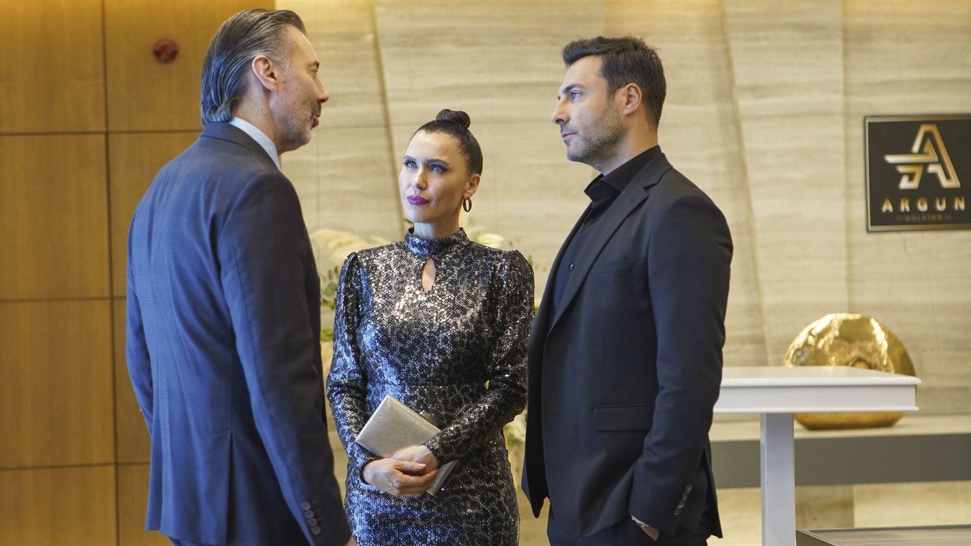 Sevval Sam (Ender), Baris Kilic (Kaya) e Hakan Karahan (Nadir) in una scena di Forbidden Fruit 3