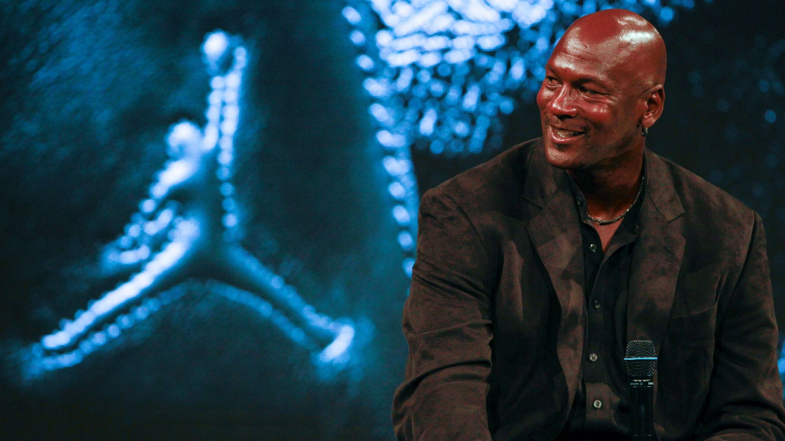 Michael Jordan partecipa a una conferenza stampa per la celebrazione del 30º anniversario della scarpa Air Jordan durante l’esposizione interattiva “Palais 23” dedicata a Michael Jordan al Palais de Tokyo a Parigi il 12 giugno 2015, a Parigi, Francia - Credits: Getty Images