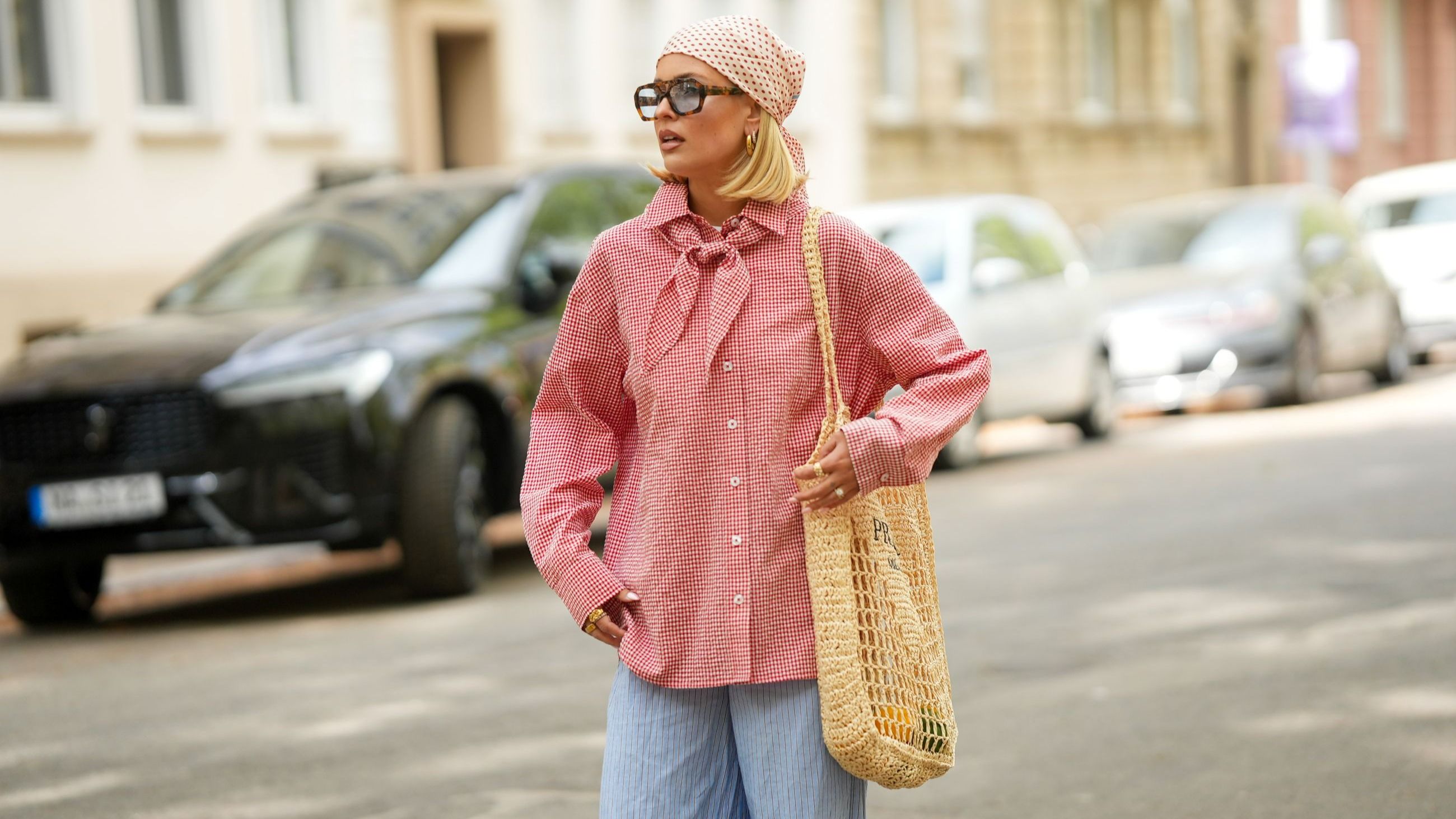 Le borse a rete sono le alleate perfette dei look street style in vista dell’estate - Credits Getty Images