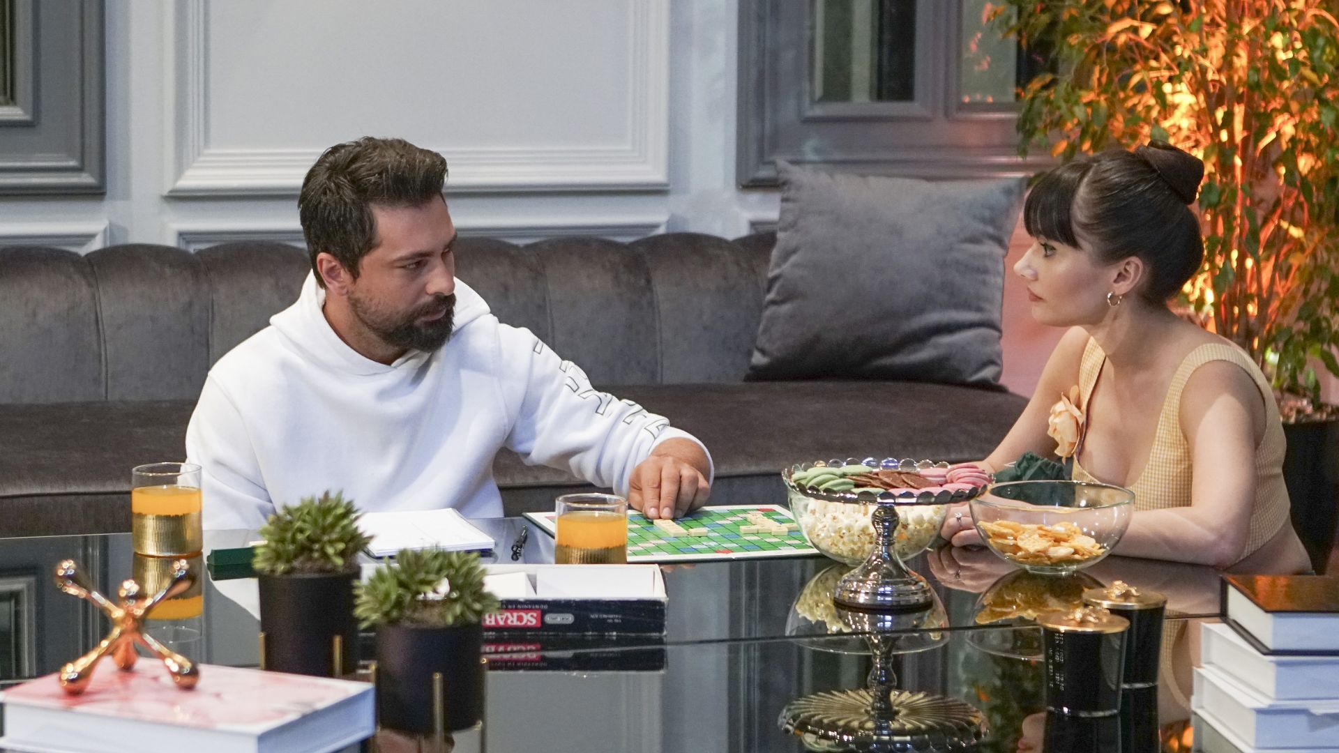 Sevda Erginci (Zeynep Tasdemir) e Onur Tuna (Alihan Tasdemir) in una scena di Forbidden Fruit 2