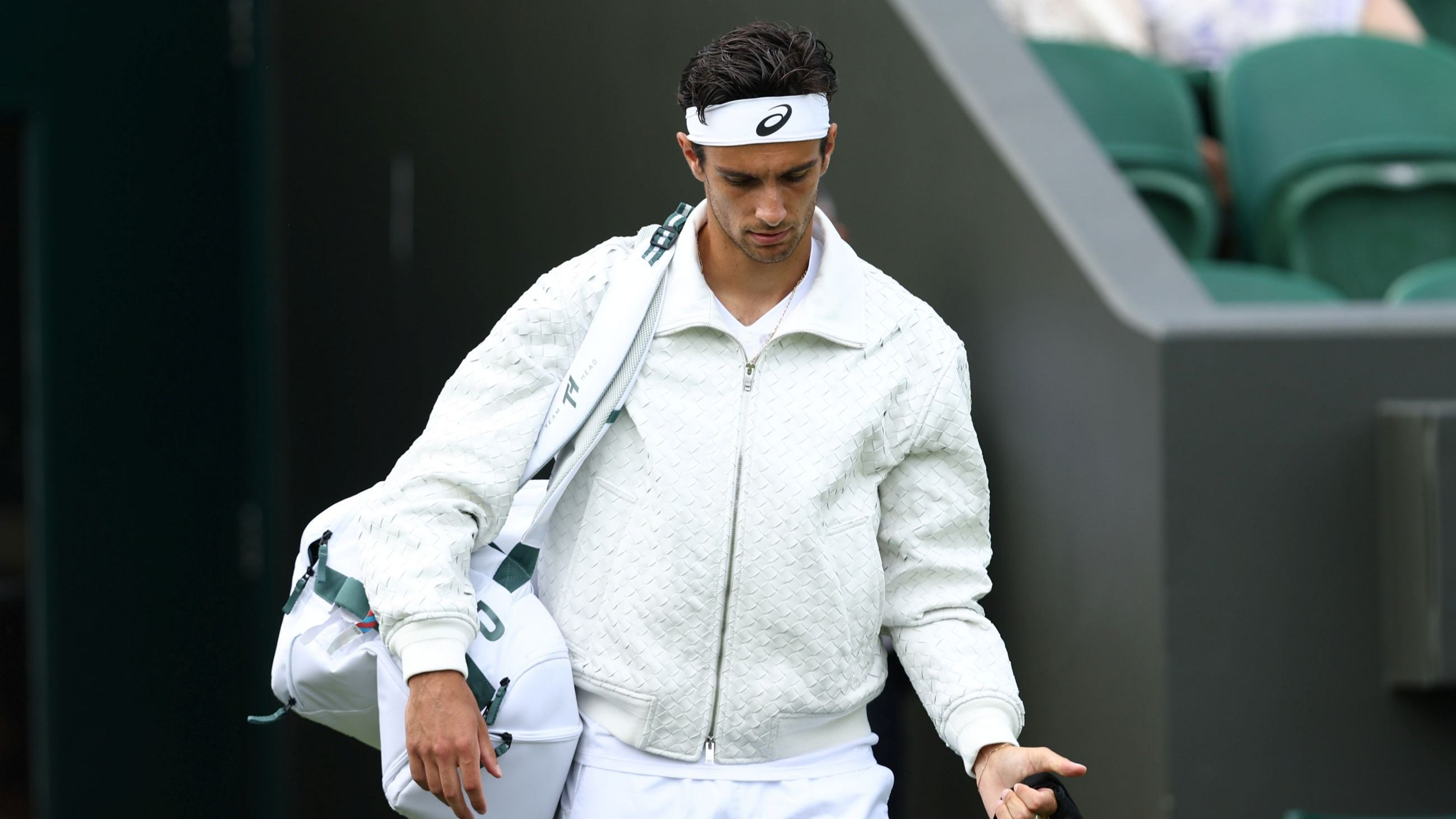 Lorenzo Musetti entra in campo prima del match del primo turno del singolare maschile contro Nikoloz Basilashvili nella seconda giornata dei Campionati di Wimbledon 2025 - Credits Getty Images 
