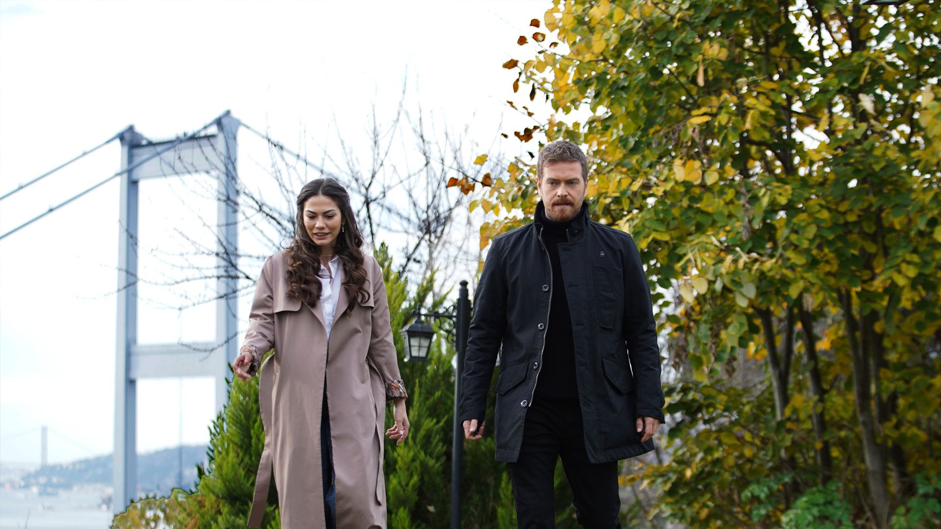 Demet Özdemir (Zeynep) e Engin Öztürk (Barış) in una scena di My home my destiny 2