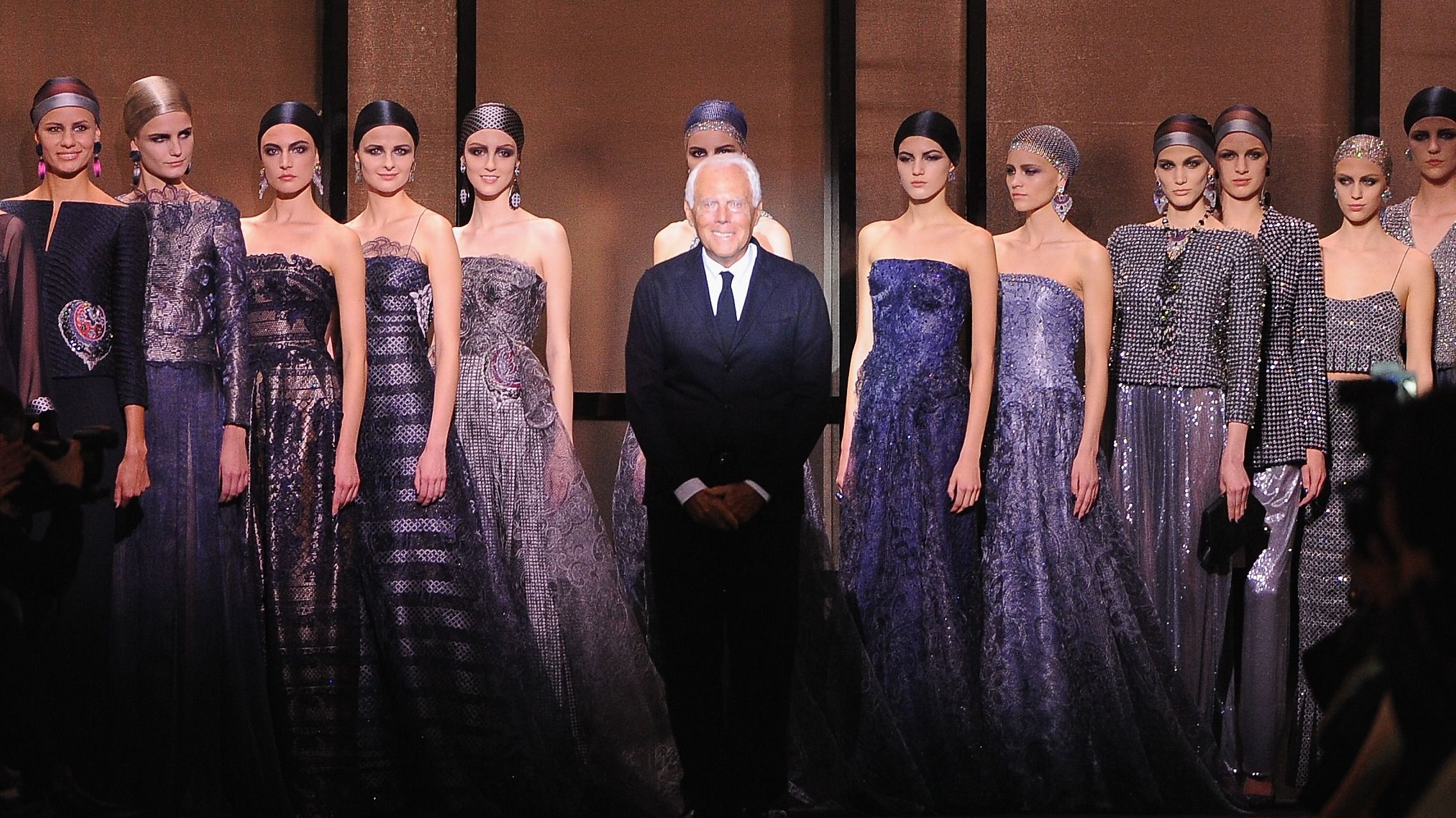 Giorgio Armani posa al termine della sfilata Haute Couture SS14 per la Paris Fashion Week con le sue modelle 
Credit Getty Images 