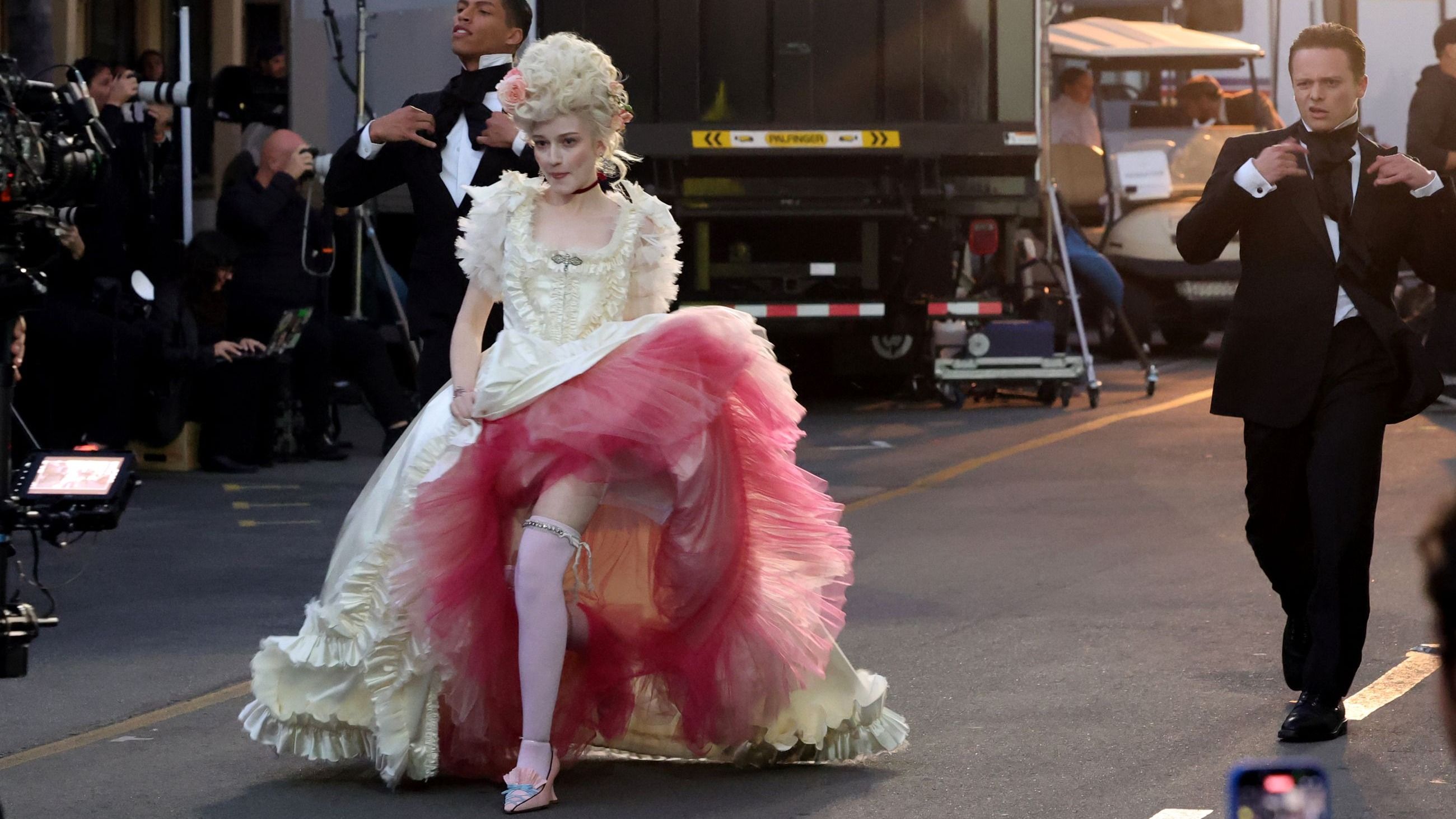 Julia Garner sfila sulla passerella durante Vogue World: Hollywood 2025 ai Paramount Studios il 26 ottobre 2025 a Los Angeles, California- Credits: Getty Images