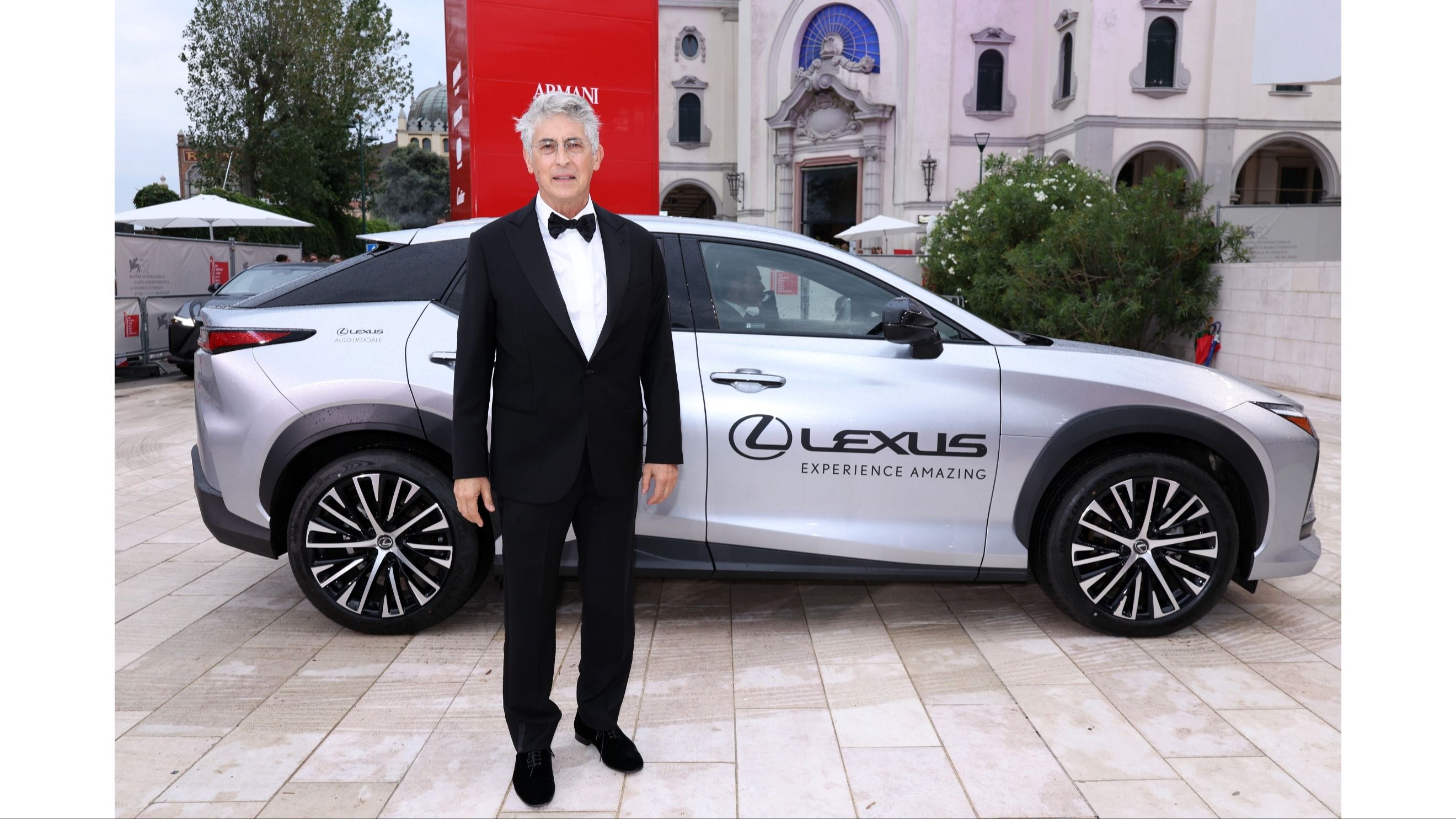 Il regista Alexander Payne sul red carpet della 82ª Mostra Internazionale d’Arte Cinematografica di Venezia, con alle spalle una Lexus NX Plug-in Hybrid Electric, auto ufficiale del Festival. (Crediti Getty) 