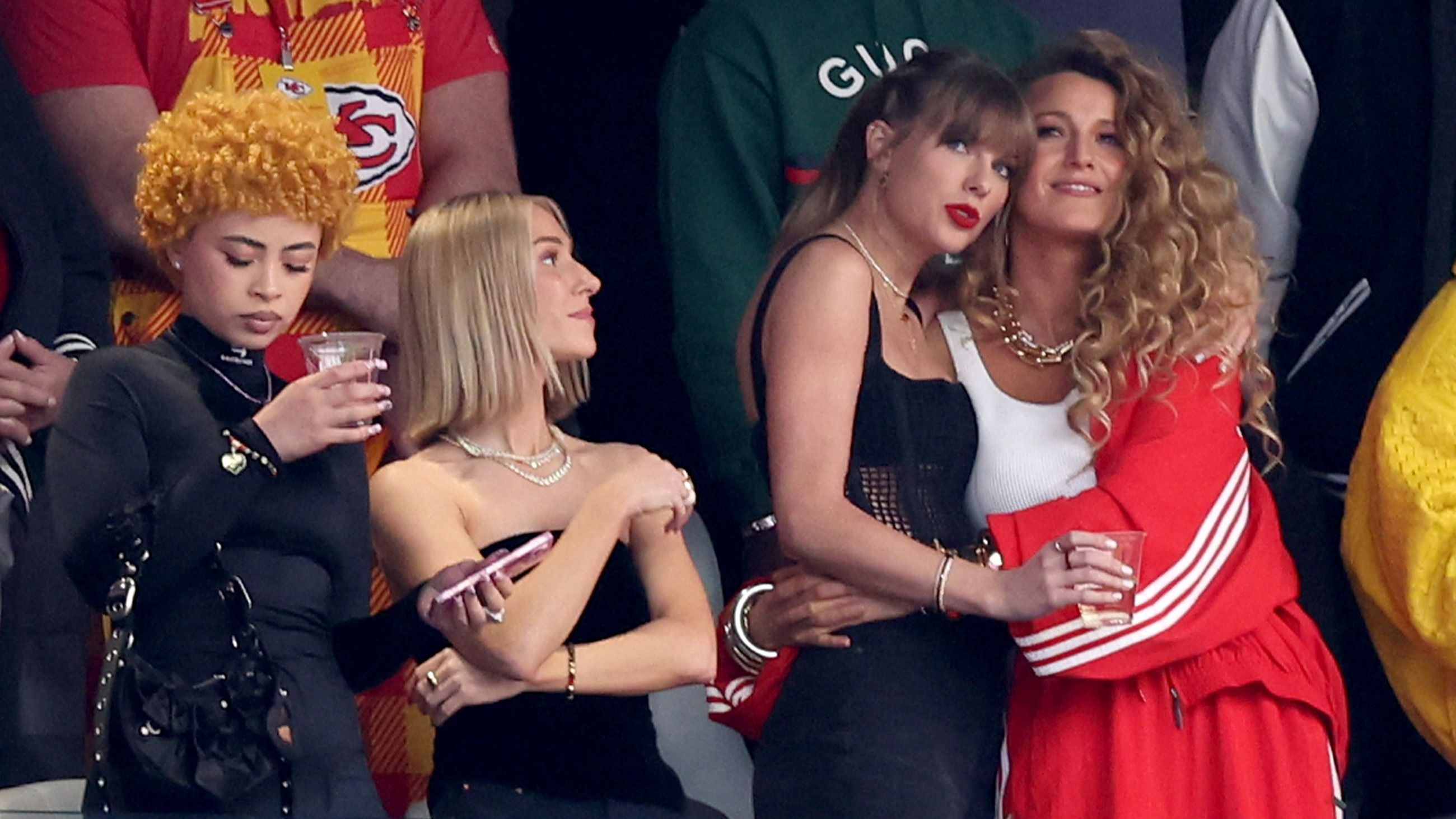 La rapper Ice Spice, la cantante Taylor Swift e l'attrice Blake Lively prima del Super Bowl LVIII tra i San Francisco 49ers e i Kansas City Chiefs, all'Allegiant Stadium, l'11 febbraio 2024 a Las Vegas, Nevada - Credits: Getty Images 