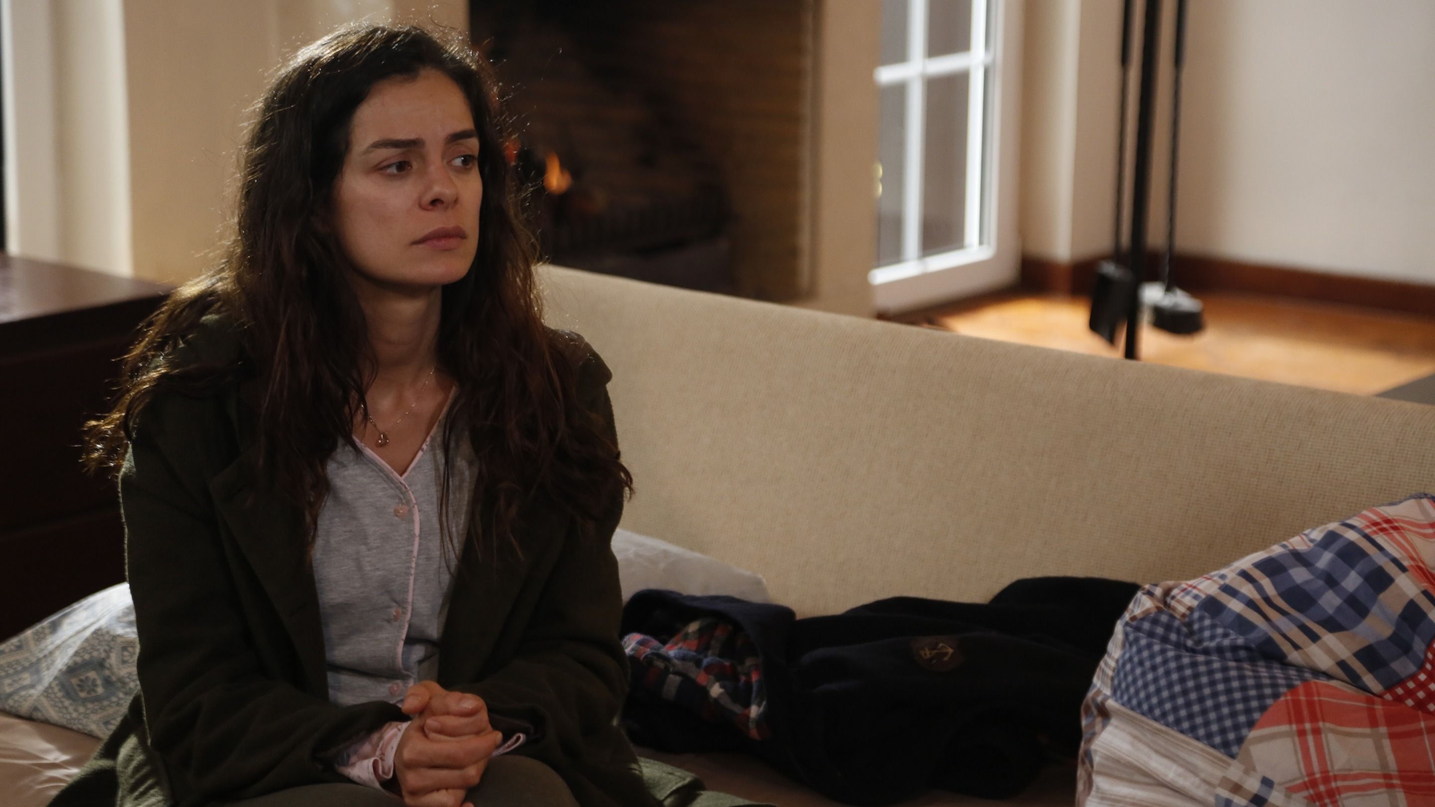 L'attrice Özge Özpirinççi, nei panni di Bahar Sarıkadı, in una scena di La forza di una donna