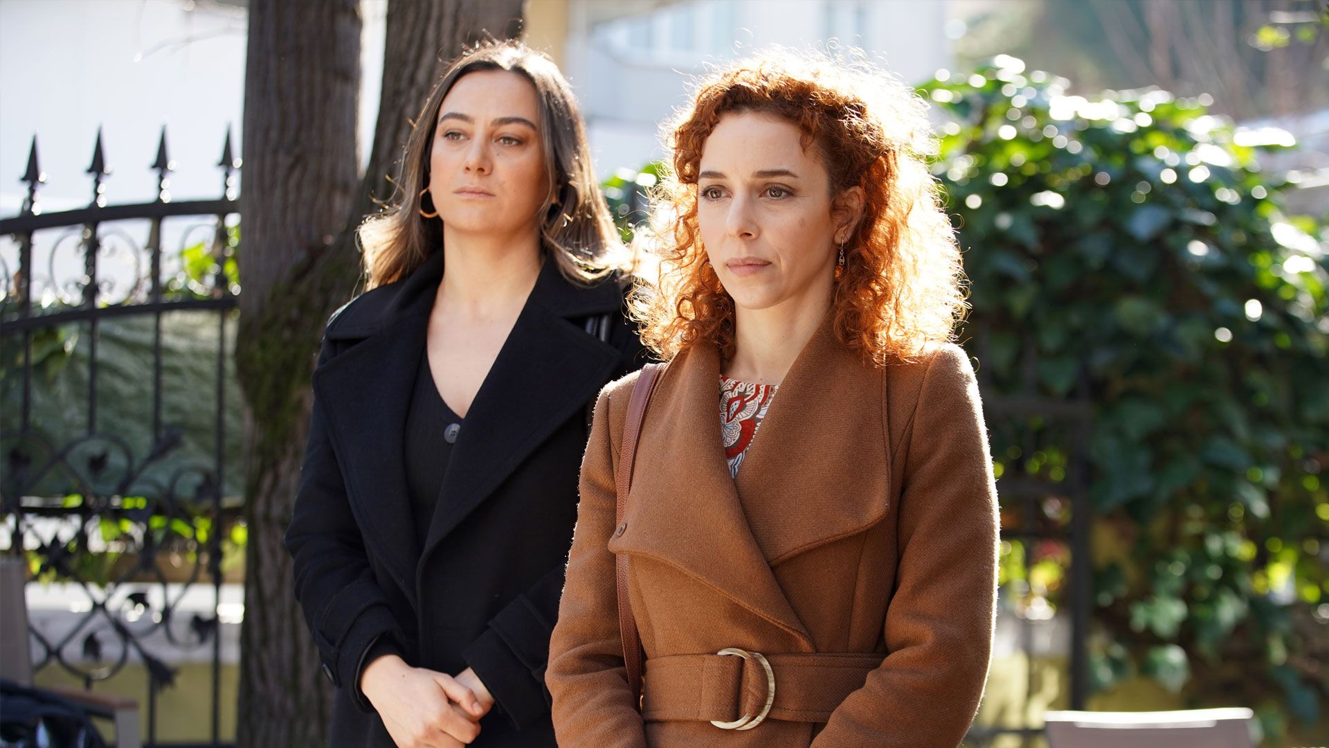 İncinur Sevimli (Benal) e Elif Sönmez (Cemile) in una scena di My home my destiny 2