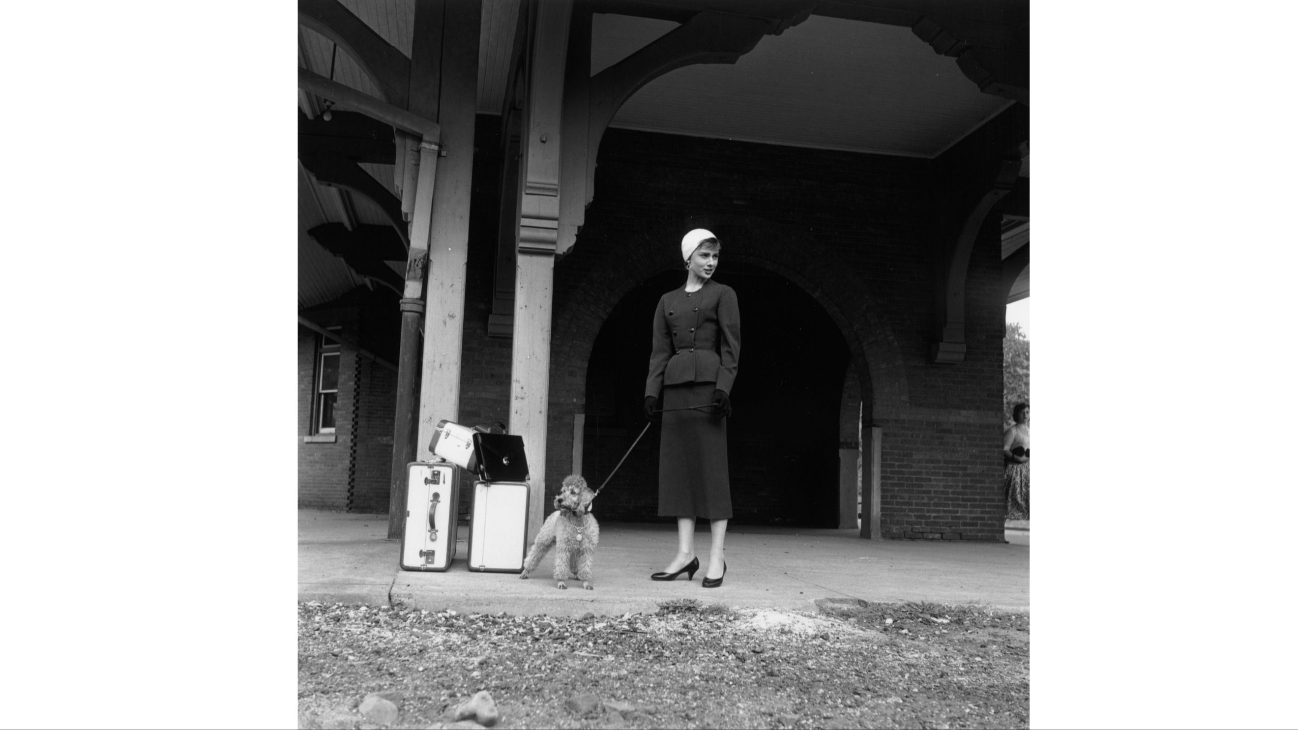 Audrey Hepburn sul set del film “Sabrina” (1954), diretto da Billy Wilder