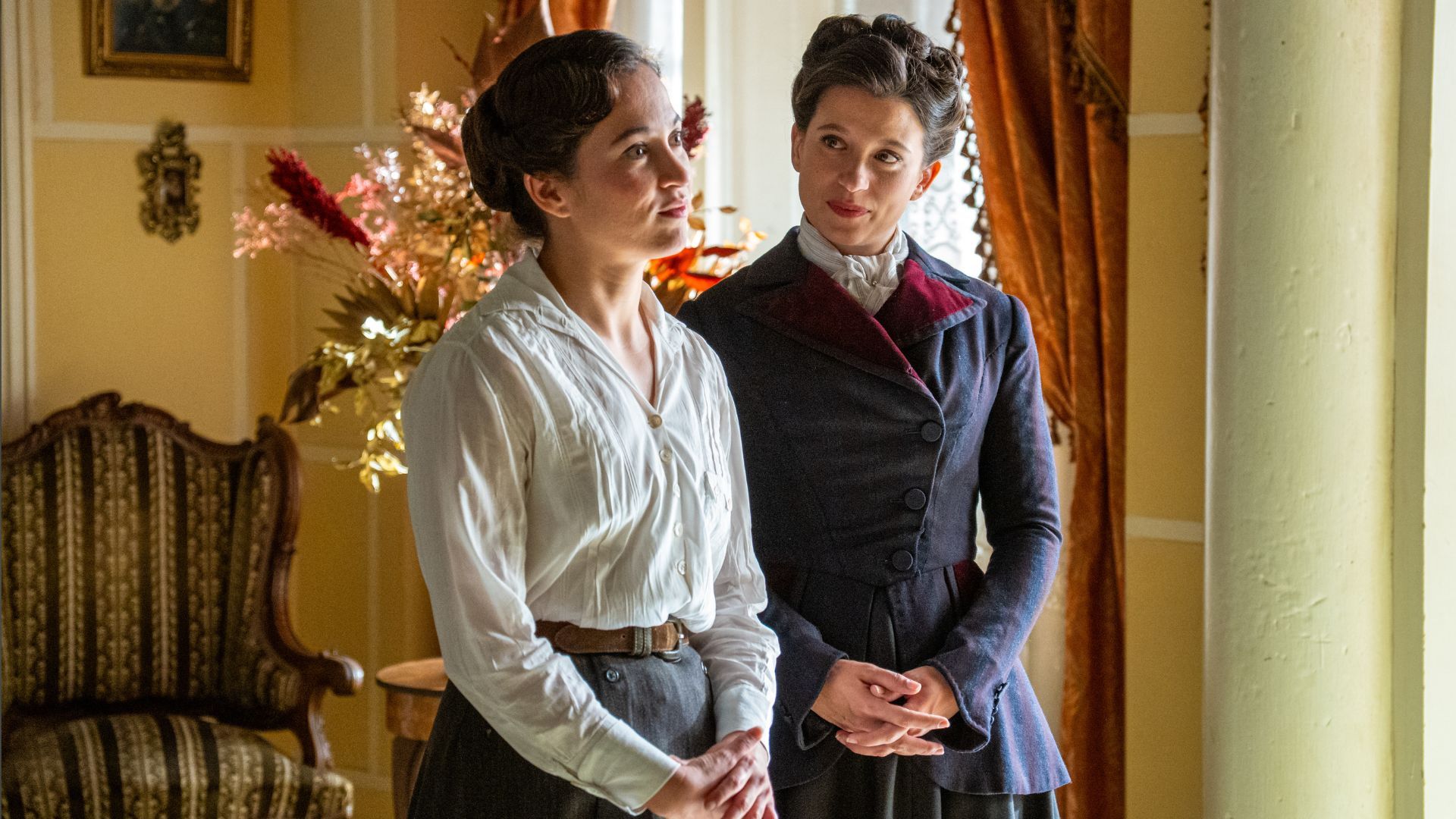 Carmen Asecas (Catalina Lujan) e Amparo Pinero (Martina Lujan) in una scena de La Promessa.