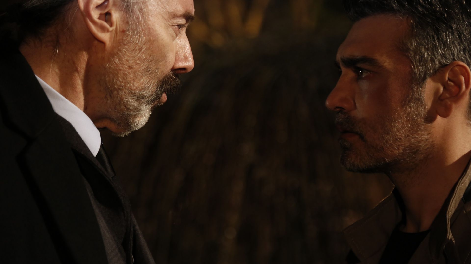 Hakan Karahan (Nezir Korkmaz) e Caner Cindoruk (Sarp Cesmeli) in una scena de La forza di una donna 2