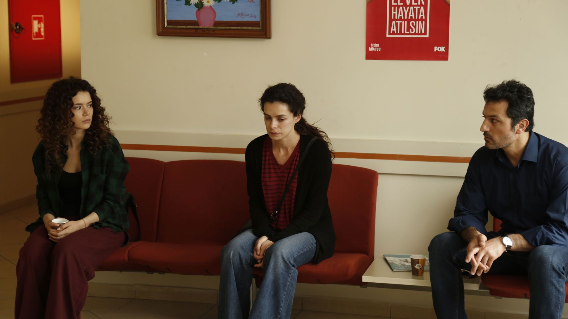 Seray Kaya (Şirin Sarıkadı), Özge Özpirinçci (Bahar Çesmeli) e Feyyaz Duman (Arif) in una scena de La forza di una donna 2