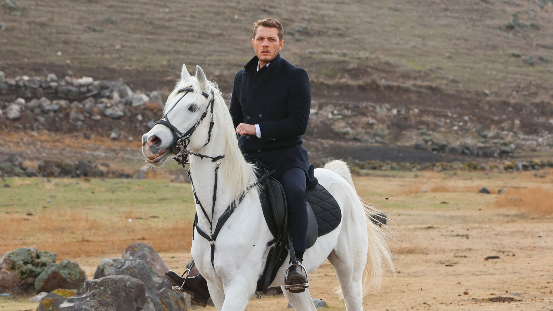 Burak Tozkoparan (Cihan Sansalan) in una scena de La notte nel cuore