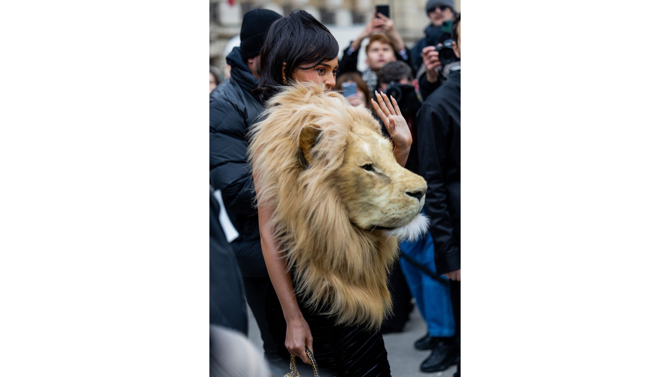 Kylie Jenner viene fotografata mentre indossa un abito con una testa di leone fuori dalla sfilata di Schiaparelli durante la Settimana della Moda di Parigi – Haute Couture Primavera/Estate 2023, il 23 gennaio 2023, a Parigi, in Francia - Credits: Getty Images