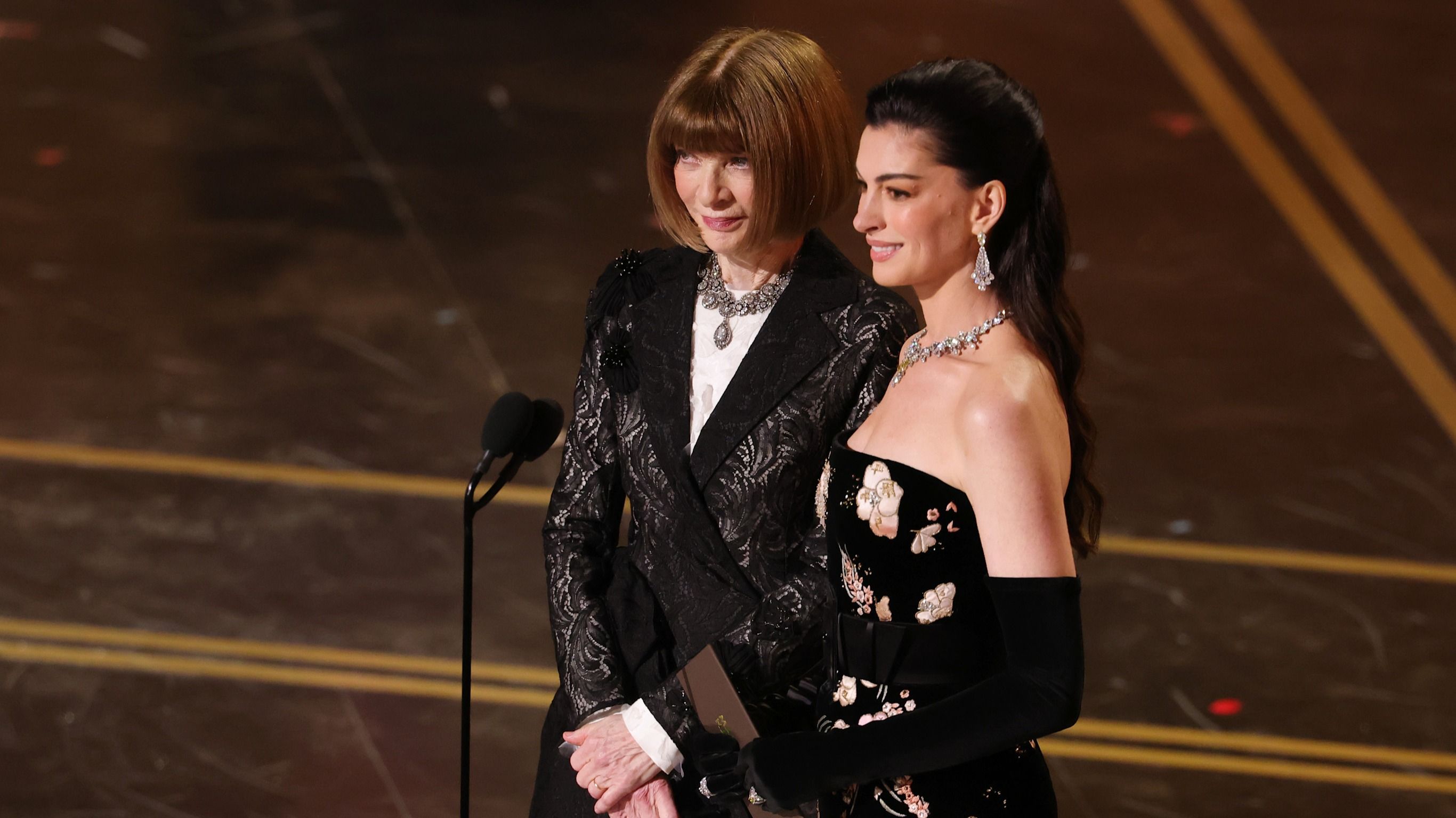 Anna Wintour e Anne Hathaway sul palco della 98ª edizione degli Oscar - Credits: Getty Images 