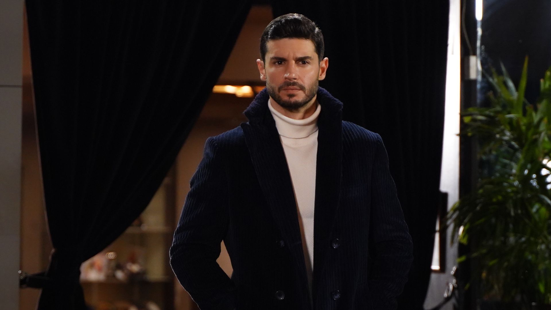 Berk Oktay (Cagatay) in una scena di Forbidden Fruit 4