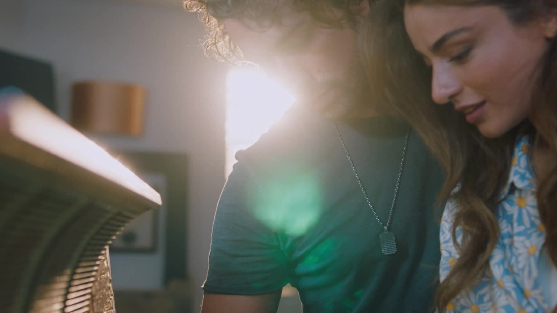 Ayca Aysin Turan (Haziran) Alp Navruz (Poyraz) in una scena di Be my sunshine