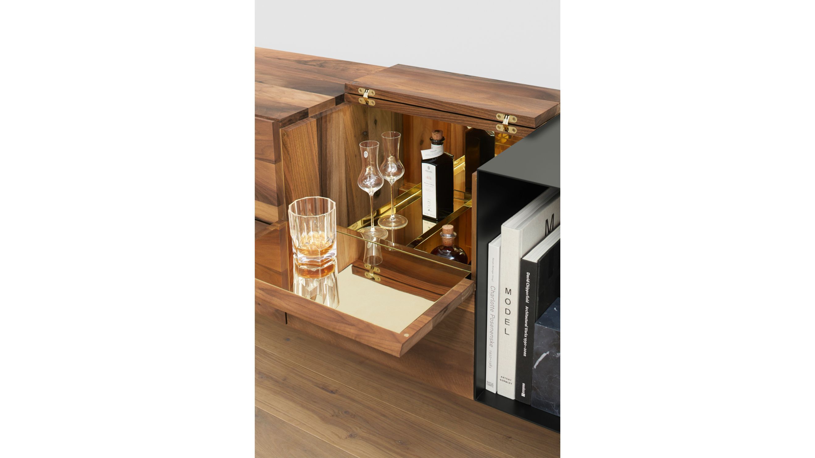 Il mobile bar Araq del marchio e15, progettato da Philipp Mainzer