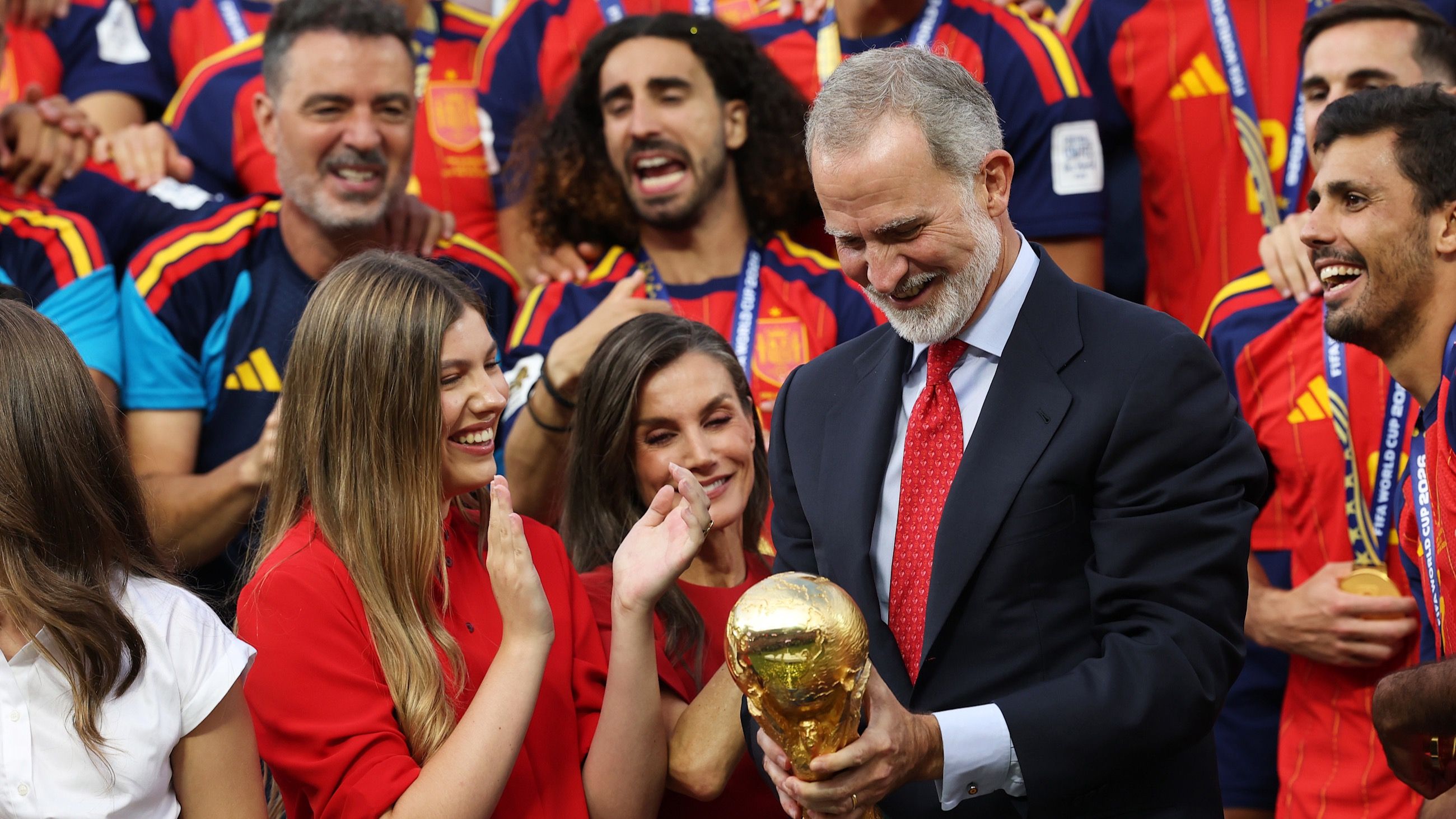 Il re Felipe VI di Spagna tiene in mano il Trofeo della Coppa del Mondo FIFA dei vincitori, mentre la regina Letizia di Spagna, la principessa Leonor di Spagna, la principessa Sofia di Spagna e i giocatori della Spagna assistono alla cerimonia di premiazione al termine della finale della Coppa del Mondo FIFA 2026 tra Spagna e Argentina, disputata al New York New Jersey Stadium il 19 luglio 2026 a East Rutherford, nel New Jersey - Credits: Getty Images