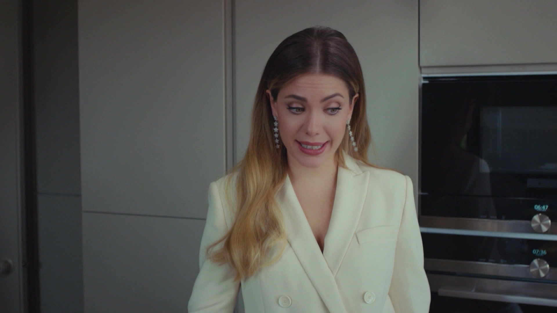 Eda Ece (Yildiz) in una scena di Forbidden Fruit 3 
