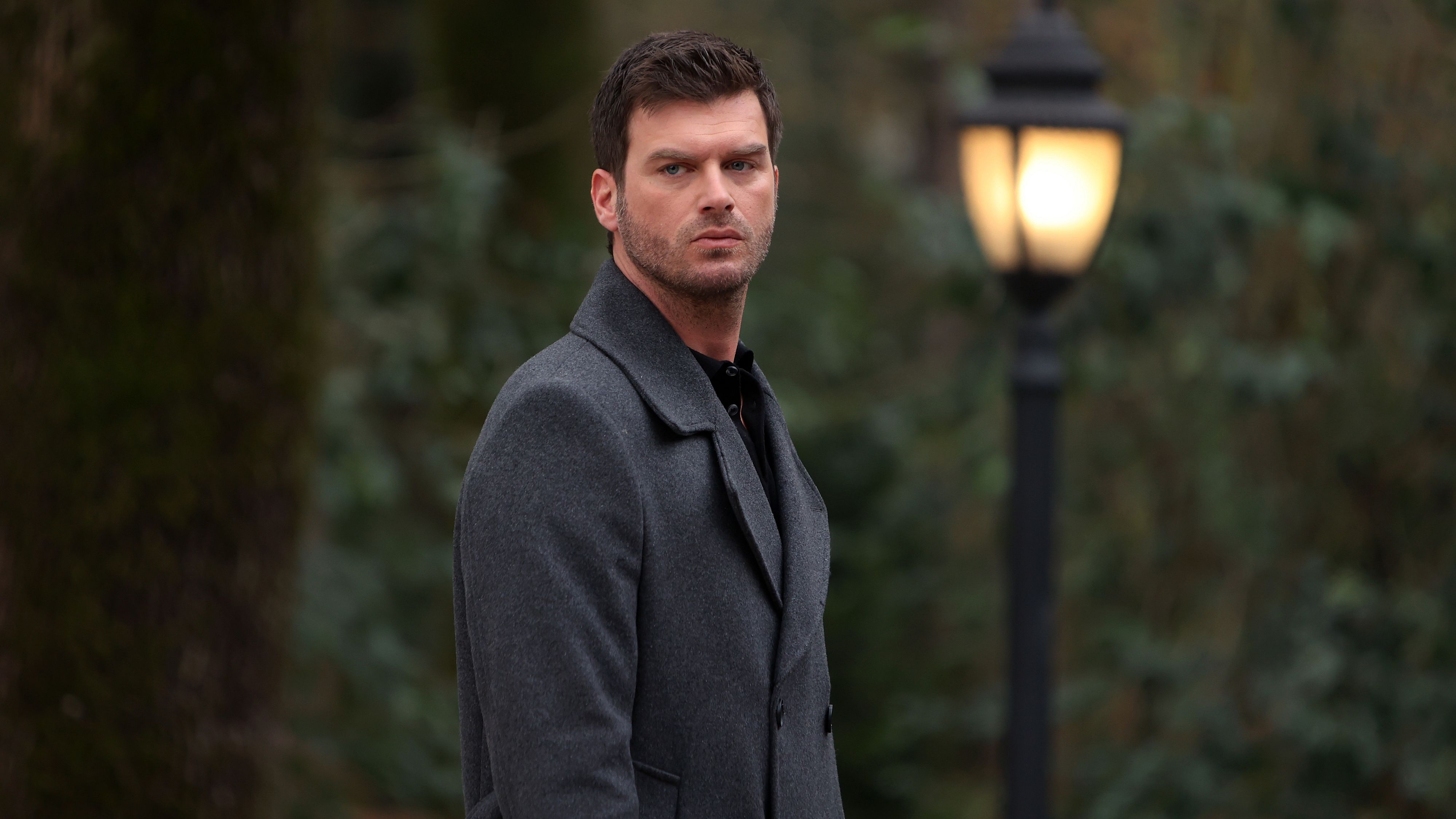 Kıvanç Tatlıtuğ nelle vesti di Aslan Soykan in una scena di The Family II