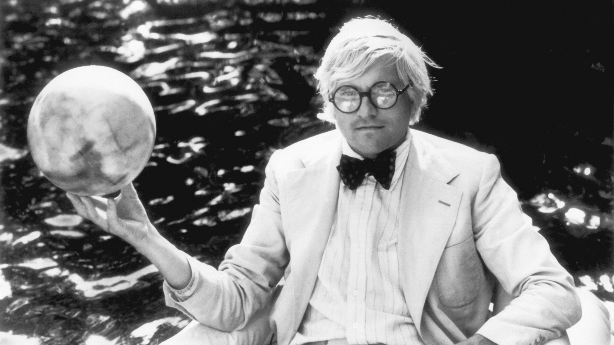 David Hockney, pittore, disegnatore, incisore, scenografo e fotografo britannico, nella sua residenza di Rising Glen, circa 1978 - Credits: Getty Images