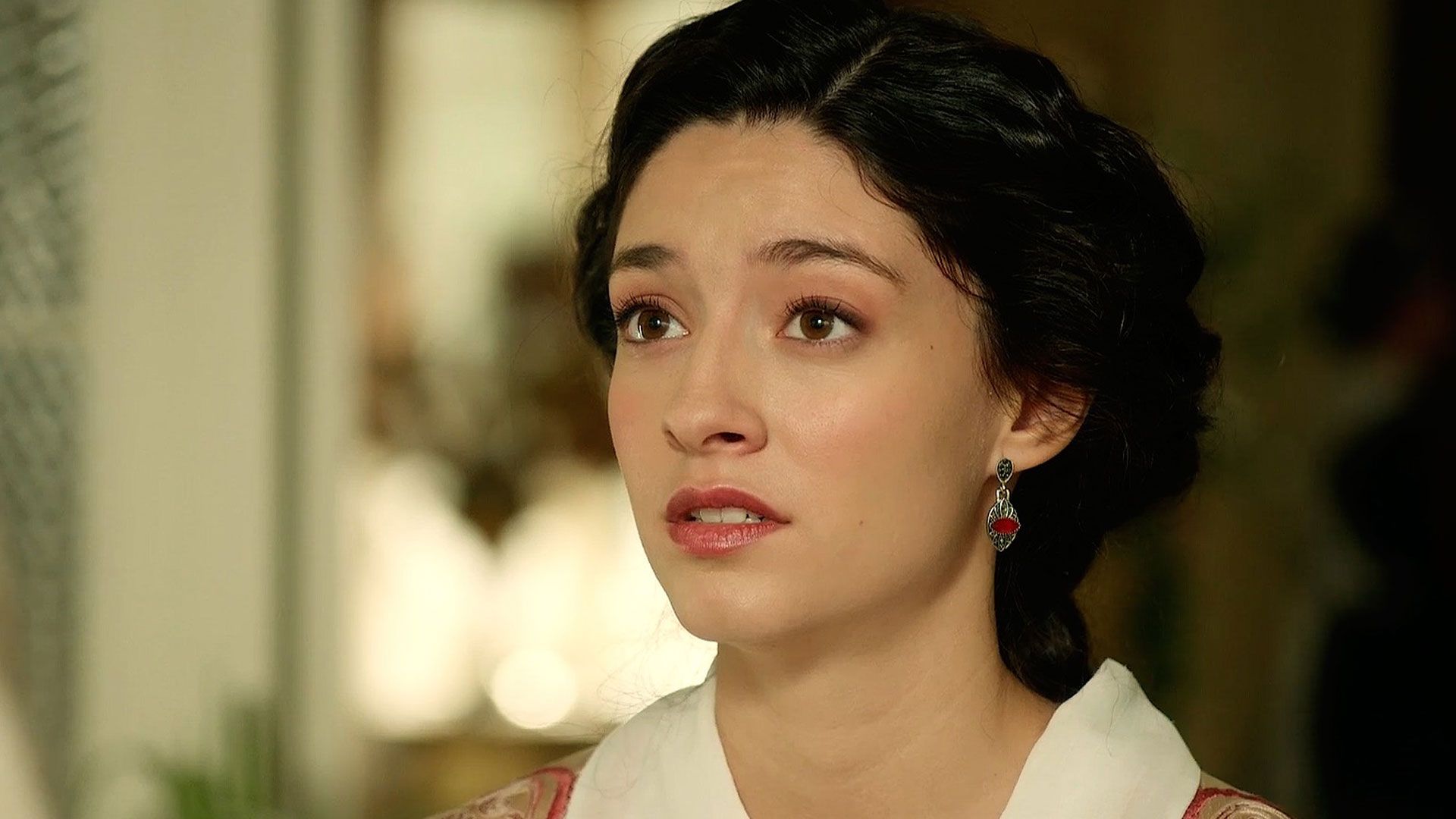 Marta Costa (Angela) in una scena de La promessa