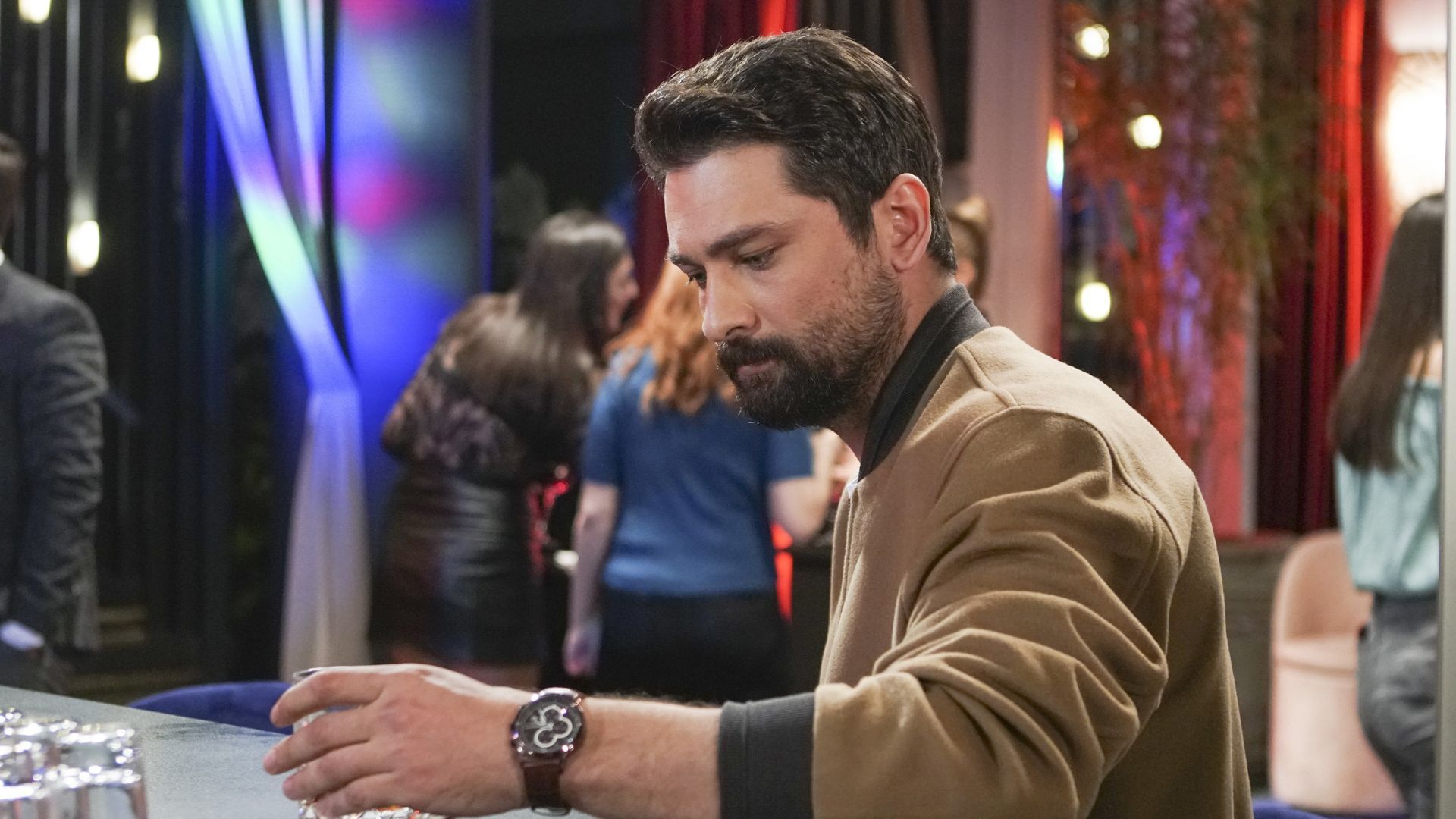 Onur Tuna (Alihan Tasdemir) in una scena di Forbidden Fruit 2