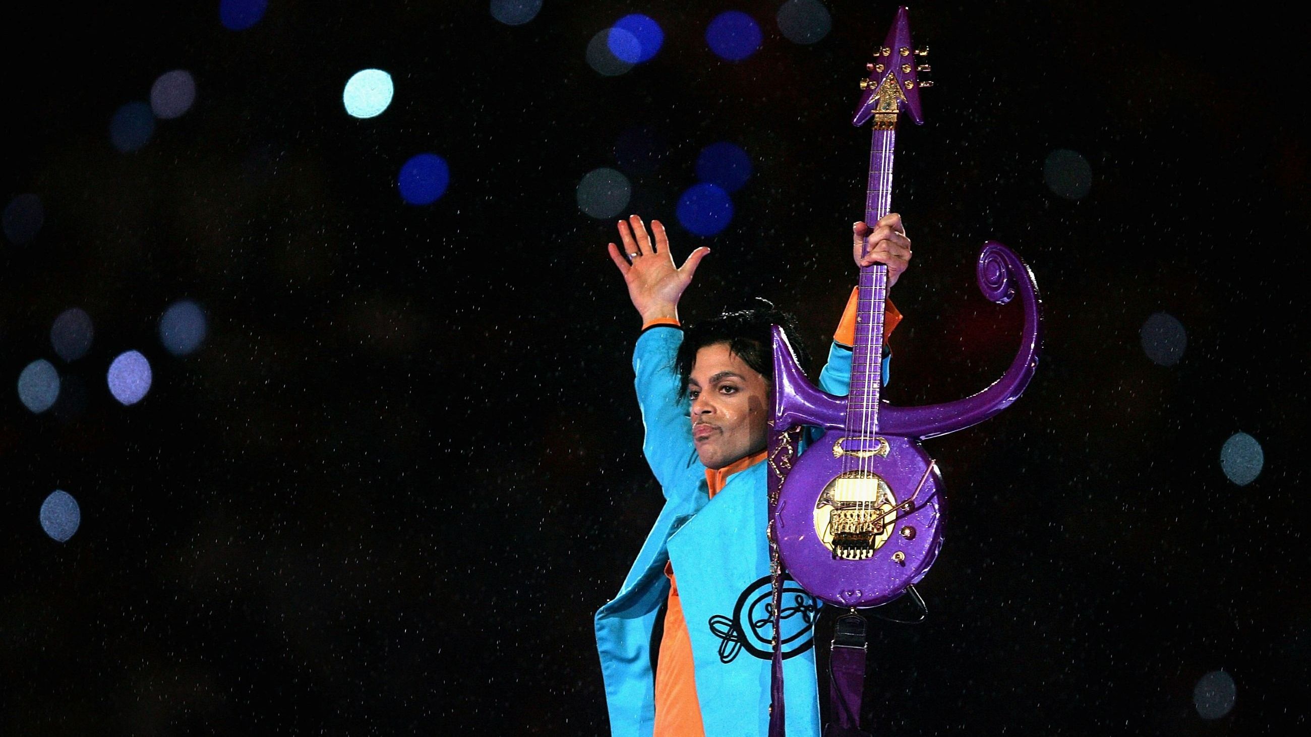Prince si esibisce durante il “Pepsi Halftime Show” al Super Bowl XLI tra gli Indianapolis Colts e i Chicago Bears, nel 2007 al Dolphin Stadium di Miami Gardens
Credits: Getty Images