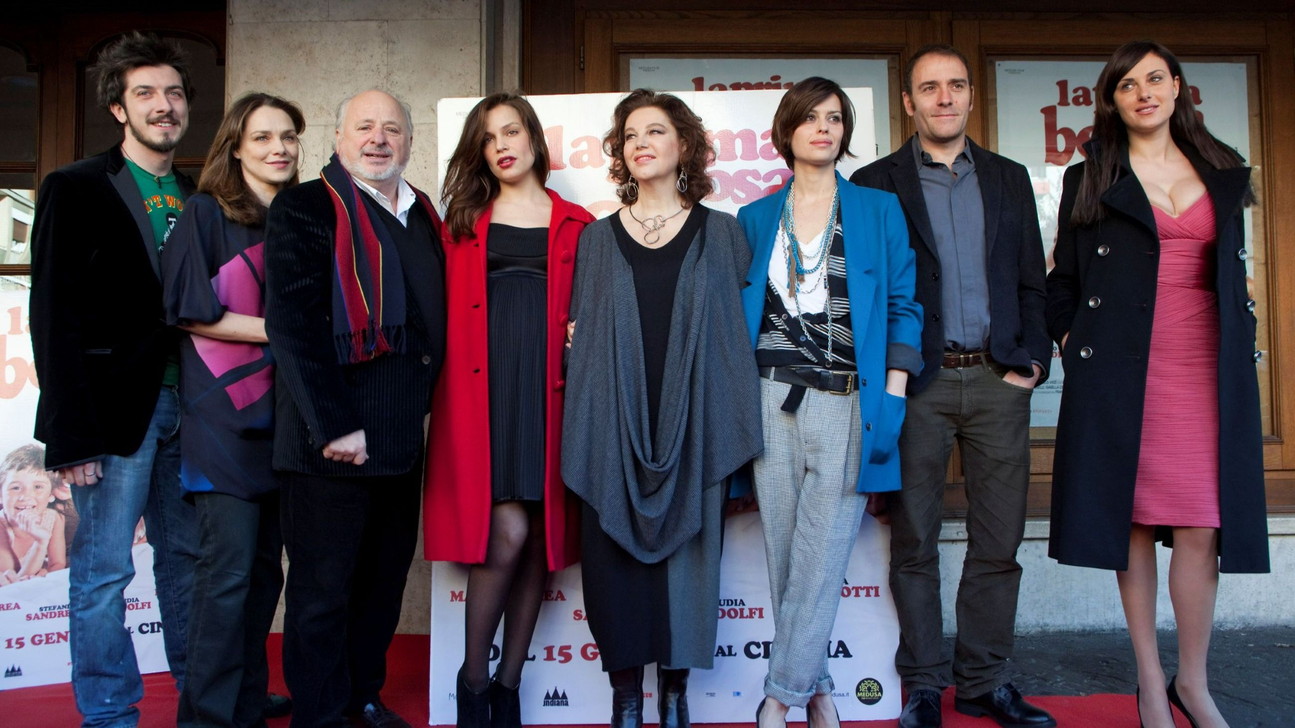Paolo Ruffini, Fabrizia Sacchi, Marco Messeri, Micaela Ramazzotti, Stefania Sandrelli, Claudia Pandolfi, Valerio Mastandrea e Isabelle Adriani partecipano al photocall del film La prima cosa bella presso l'Embassy Cinema il 12 gennaio 2010 a Roma - Credits: Getty Images