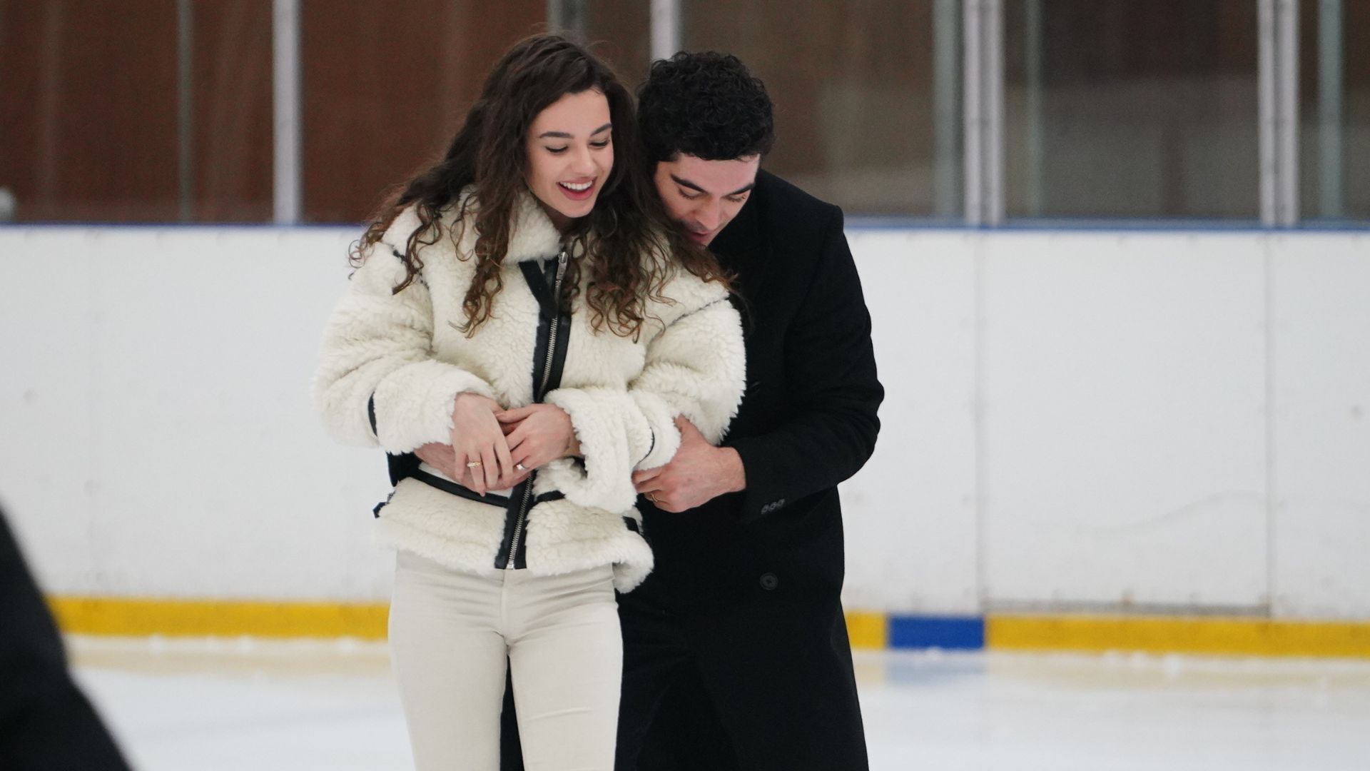Burak Deniz (Mahir) e Su Burcu Yazgi Coskun (Candeza) in una scena di Racconto di una notte