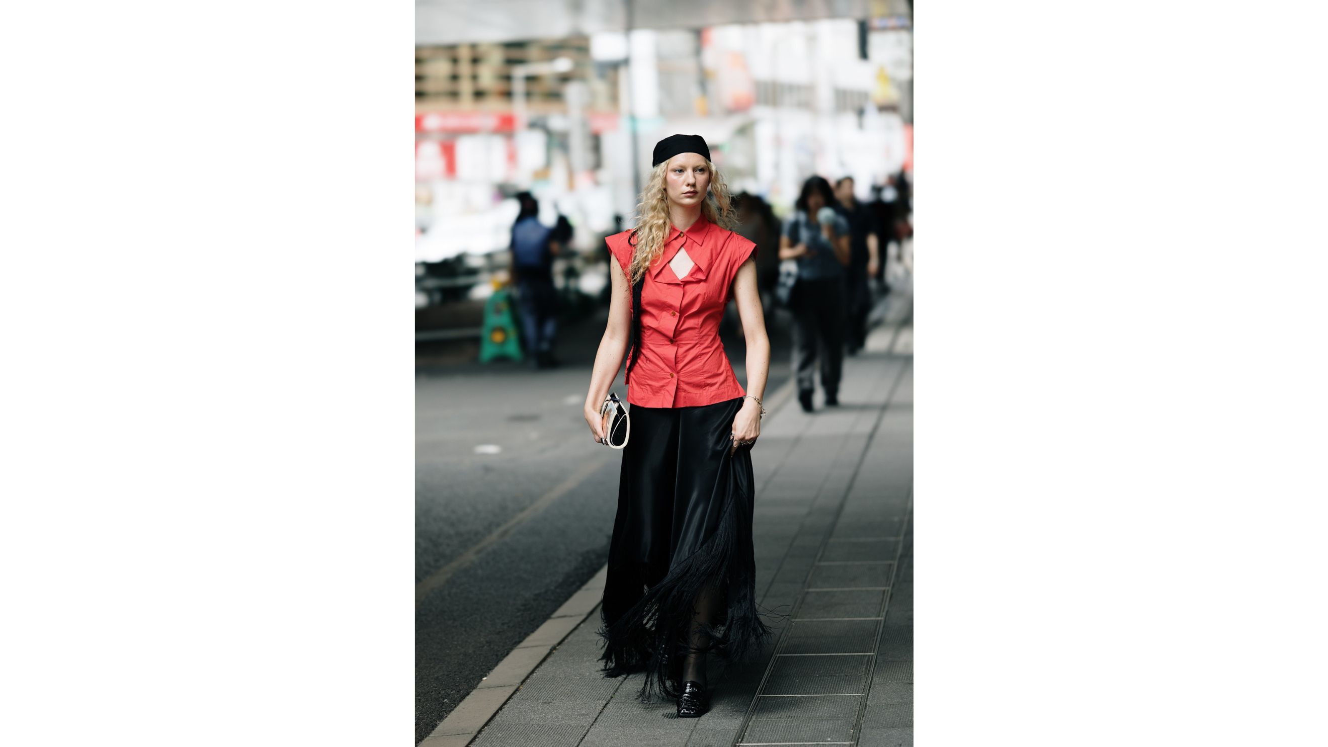 Un’invitata della Rakuten Fashion Week con una clutch in stile rivista - Credits: Launchmetrics.com/Spotlight