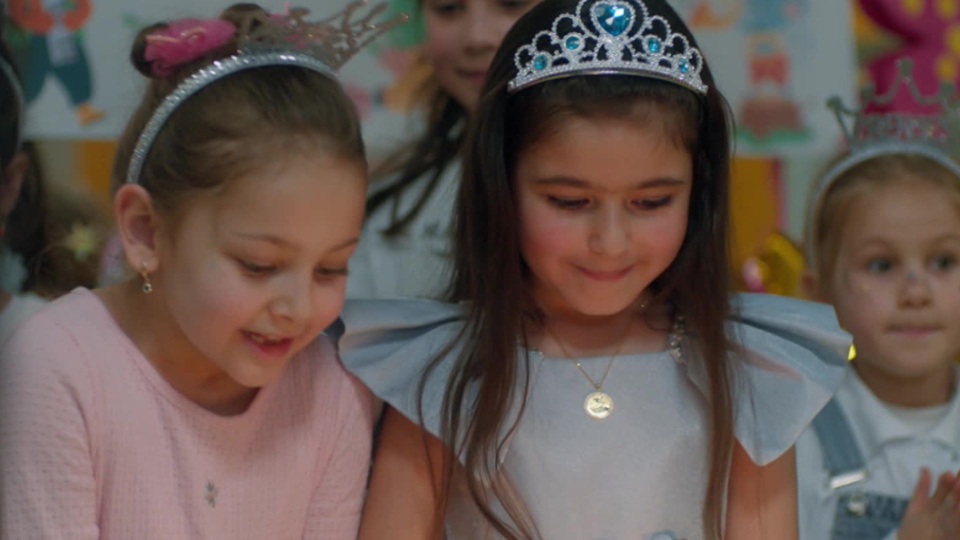 Elif e Mercan in una scena di Segreti di famiglia 3