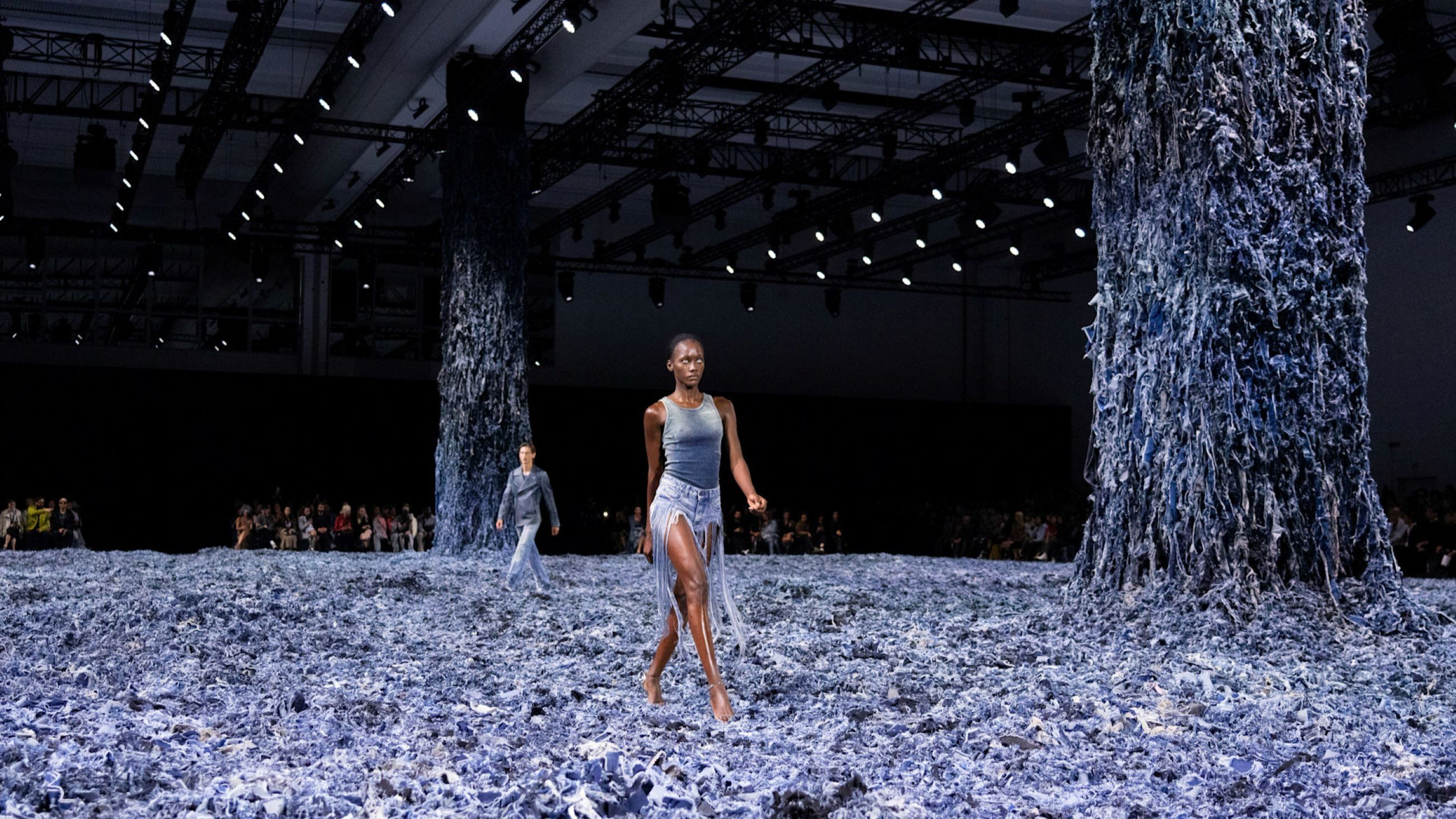 L’ immensa passerella realizzata da Glenn Martens per la SS25 di Diesel, la collezione ha sfilato in mezzo a ben 14.800 chili di scarti di tessuto denim riciclati durante la Milano Fashion Week 2024 - Credits Launchemetrics