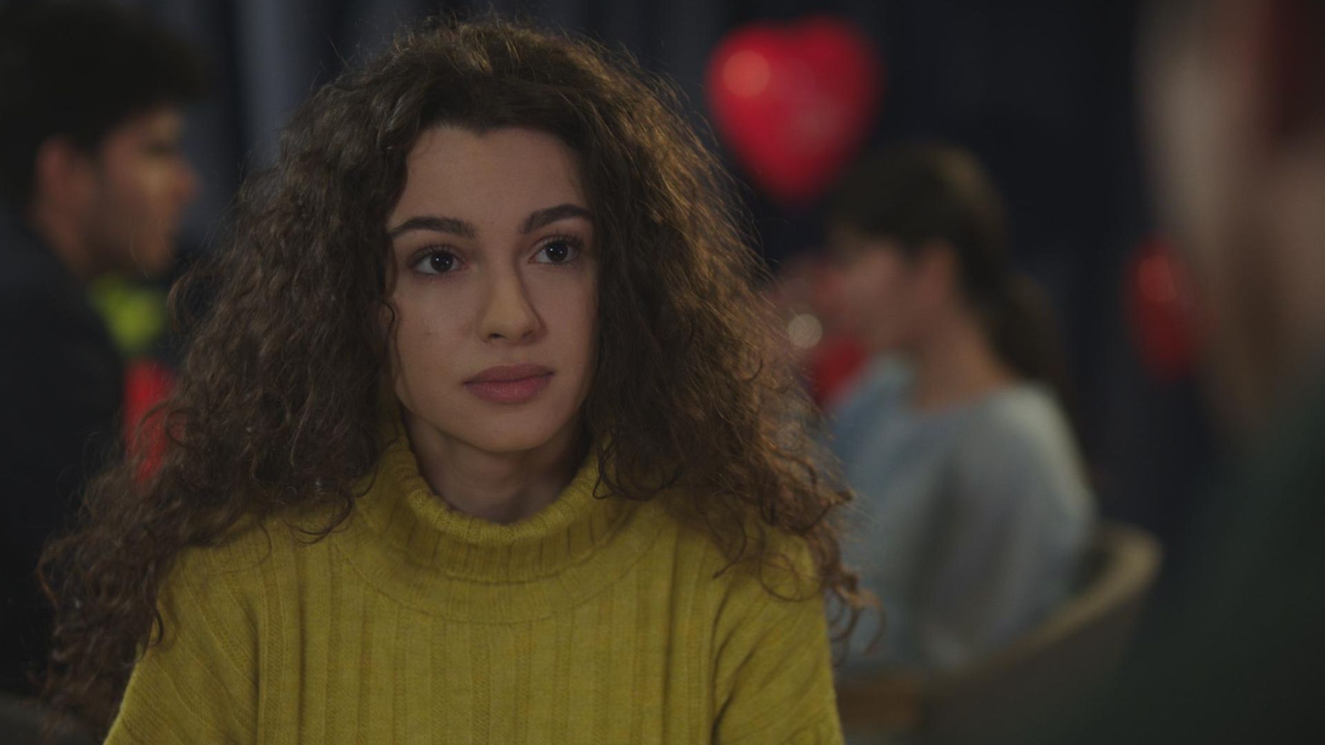 Su Burcu Coskun (Asiye) in una scena di Tutto per la mia famiglia 2