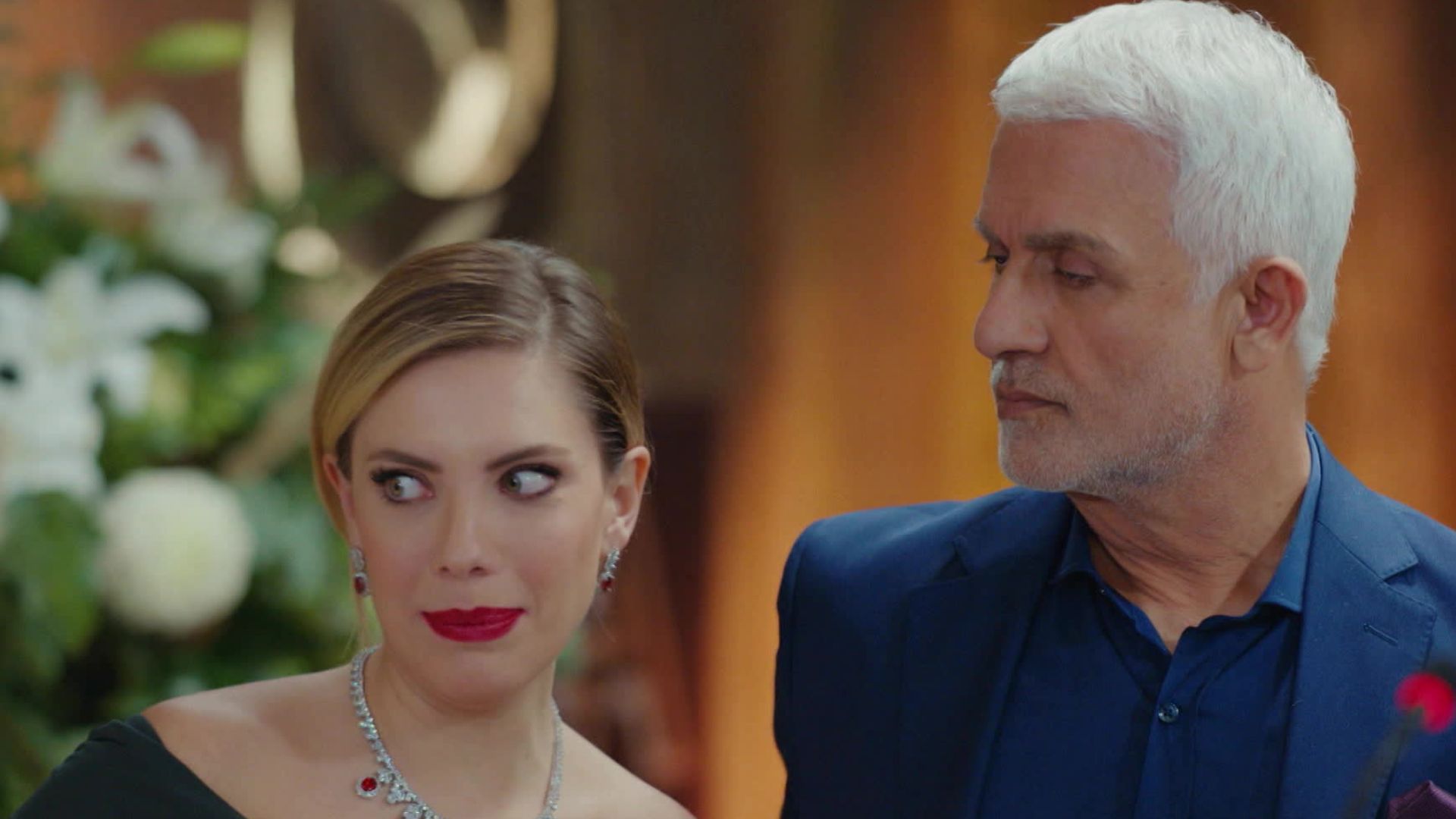 Eda Ece (Yildiz) e Talat Bulut (Halit) in una scena di Forbidden Fruit 3