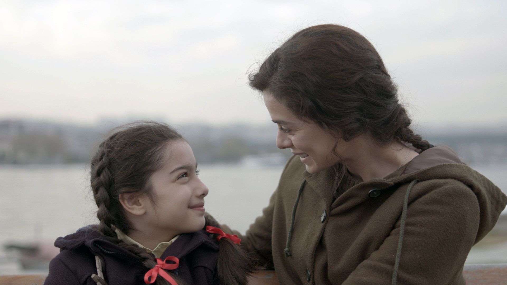 Kübra Süzgün (Nisan Çesmeli) e Özge Özpirinçci (Bahar Çesmeli) in una scena di La forza di una donna