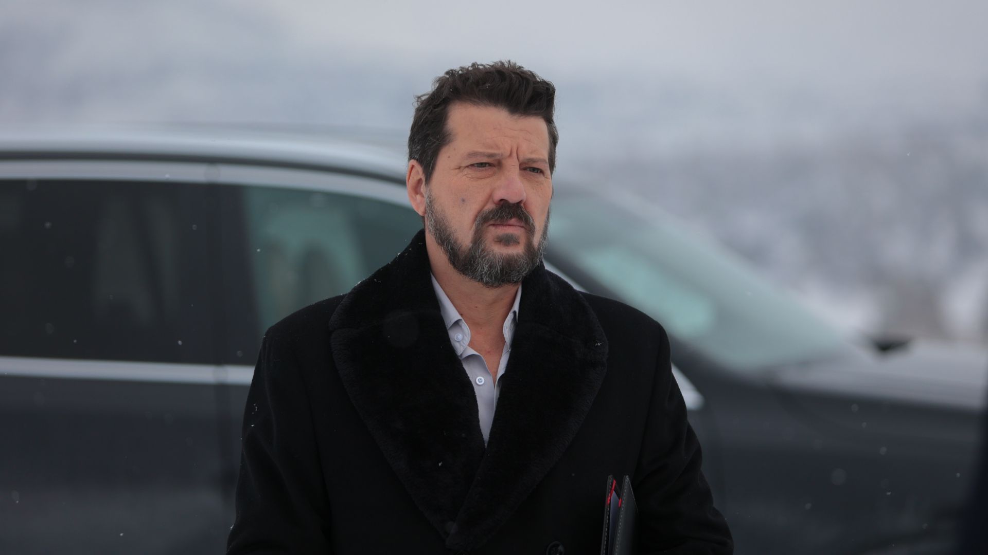 Ilker Aksum (Tahsin) in una scena de La notte nel cuore