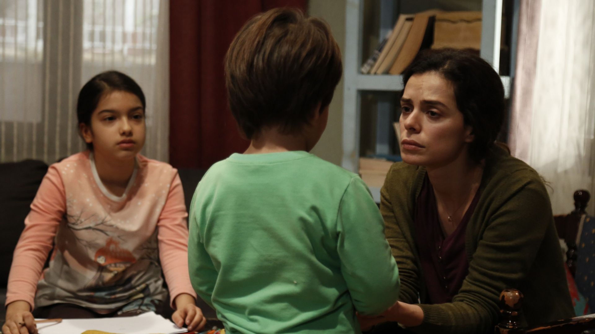 Kubra Suzgun (Nisan Cesmeli) e Ozge Ozpirincci (Bahar Cesmeli) in una scena de La forza di una donna 2