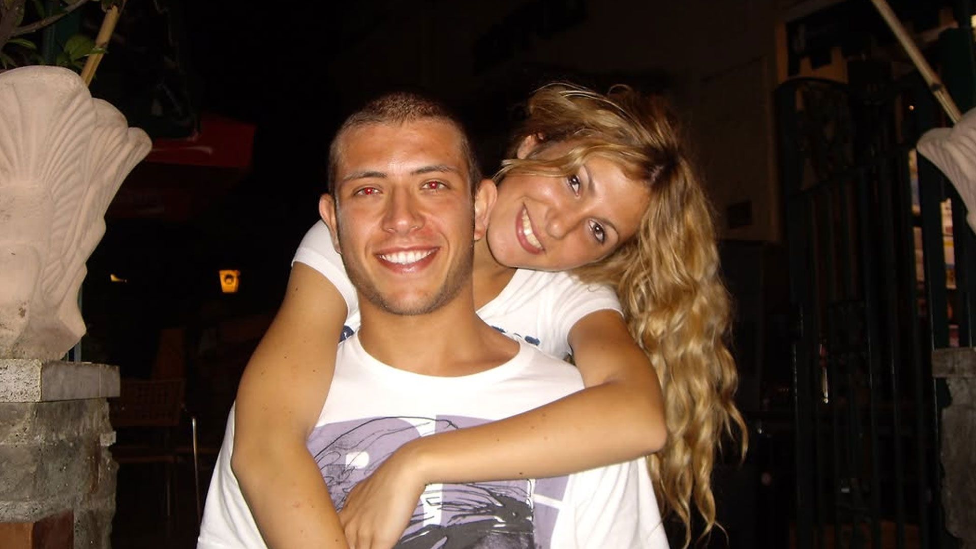 Melory Blasi abbraccia Tiziano Panicci da dietro, appoggiandosi alle sue spalle | Instagram: @tizianopanicci