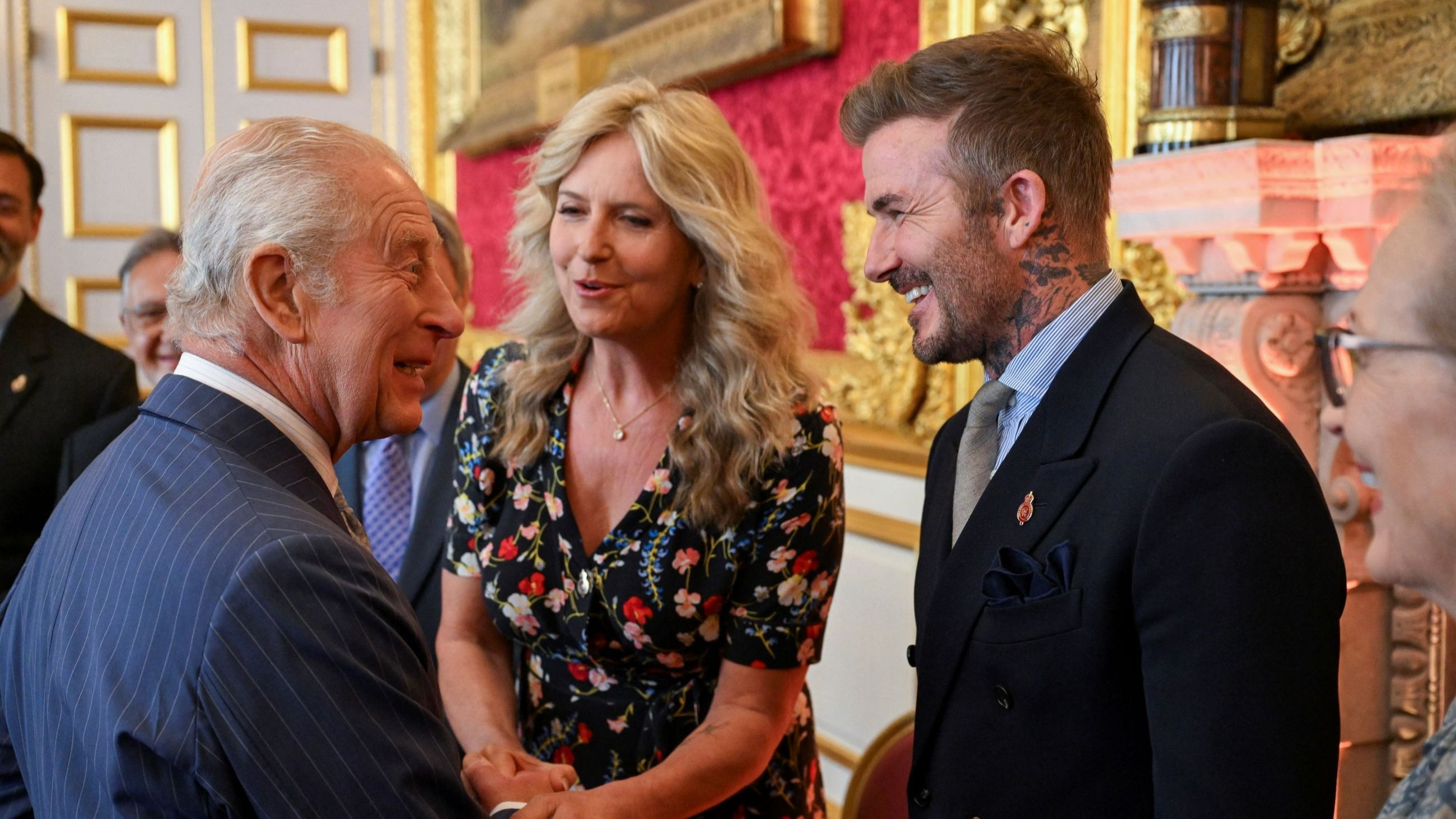 Il re Carlo d'Inghilterra parla con David Beckham e Penny Lancaster mentre partecipano alla cerimonia di premiazione della King's Foundation, in occasione del 35° anniversario della King's Foundation - Credits Getty Images
