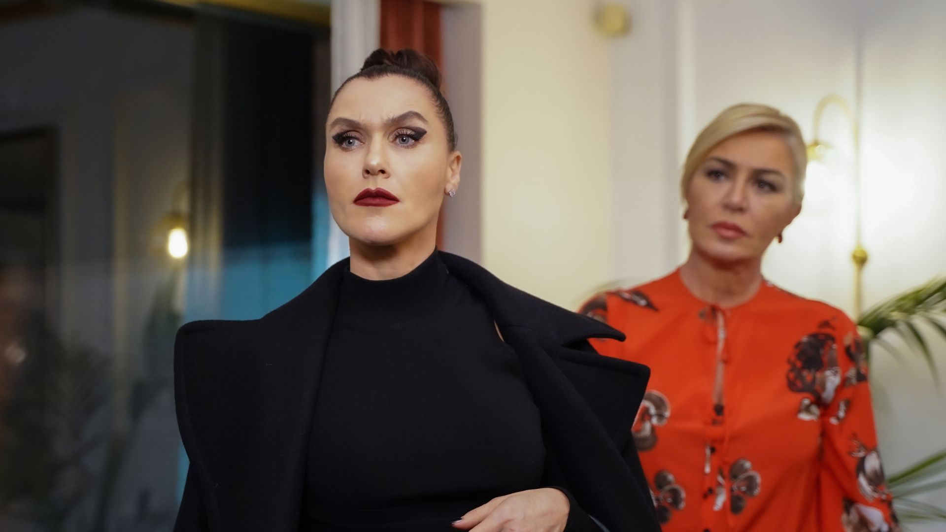 Sevval Sam (Ender) e Gulenay Kalkan (Feride) in una scena di Forbidden Fruit 4